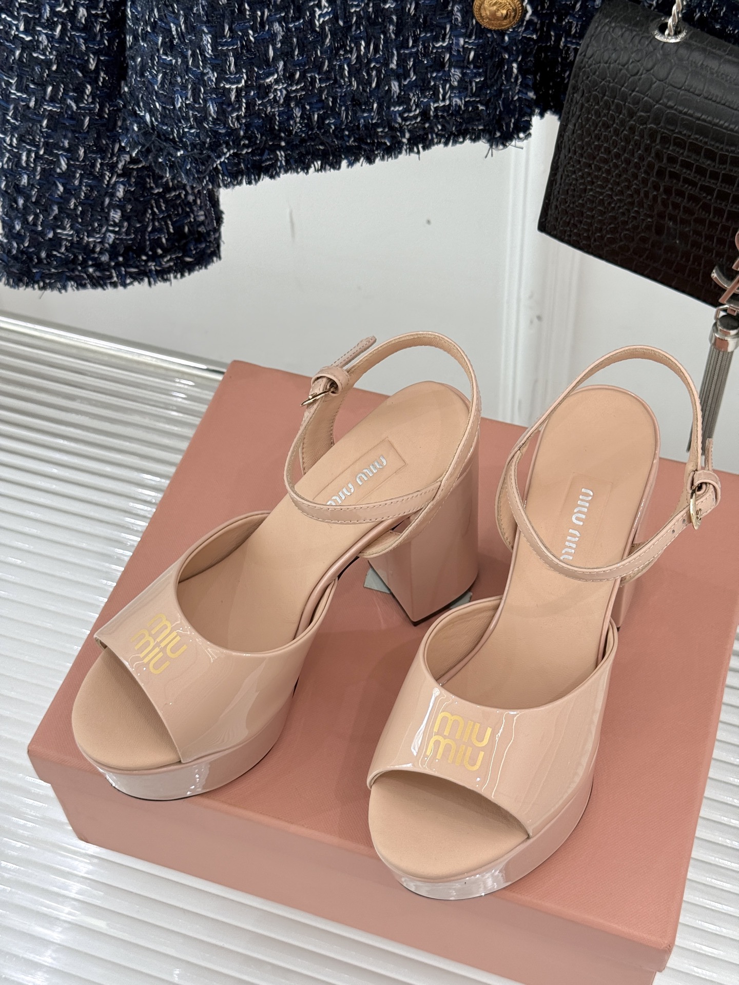 
Miu Miu/缪缪25s春夏新品
恨天高防水台粗跟凉鞋
鲜明的设计风格和独特的美感
极强的彰显着个性