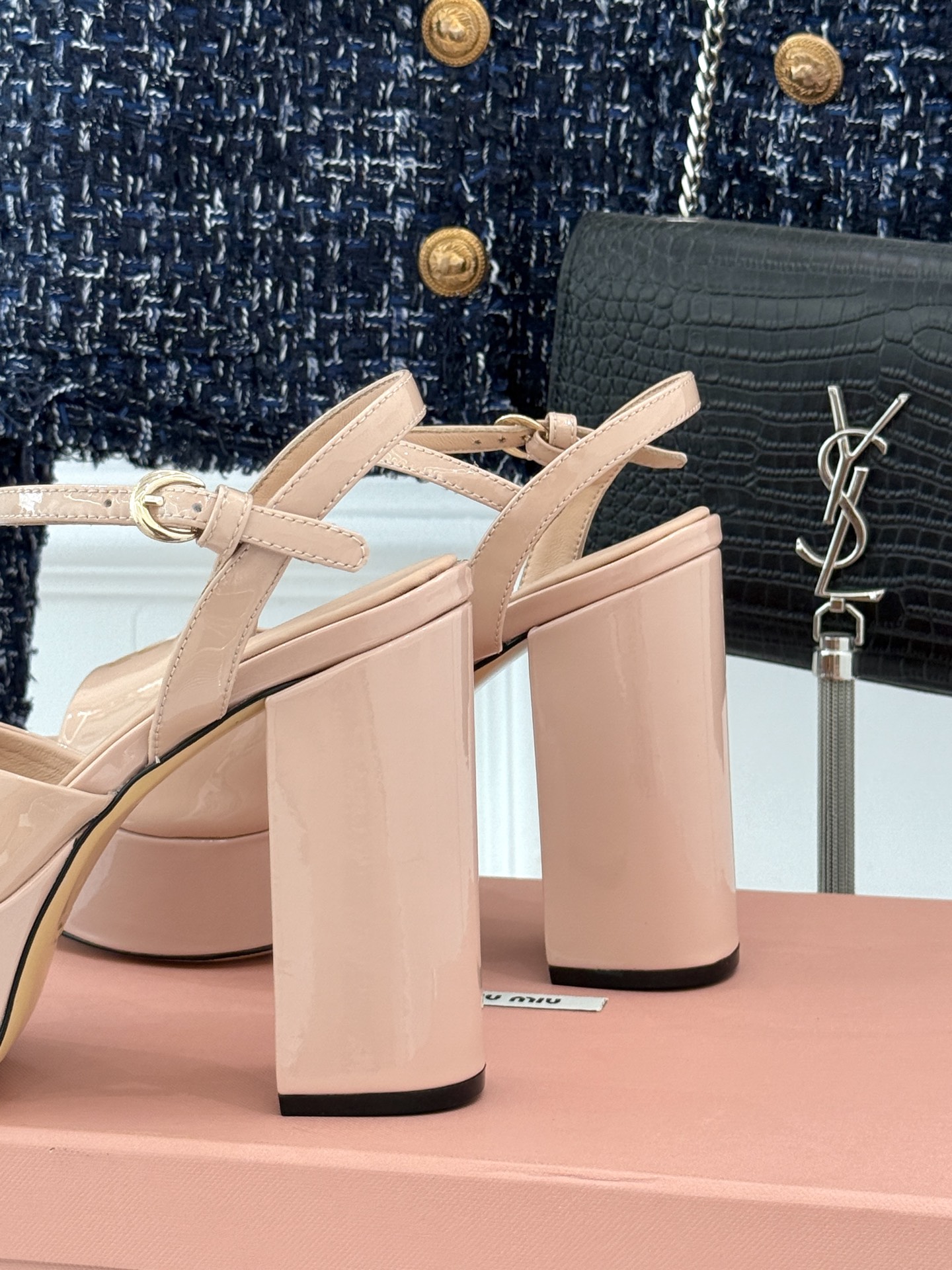 
Miu Miu/缪缪25s春夏新品
恨天高防水台粗跟凉鞋
鲜明的设计风格和独特的美感
极强的彰显着个性