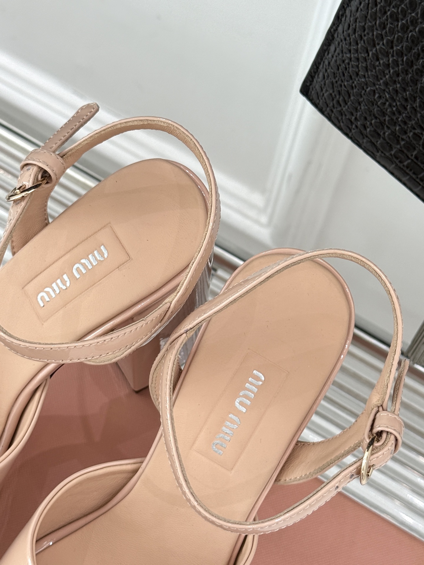 
Miu Miu/缪缪25s春夏新品
恨天高防水台粗跟凉鞋
鲜明的设计风格和独特的美感
极强的彰显着个性