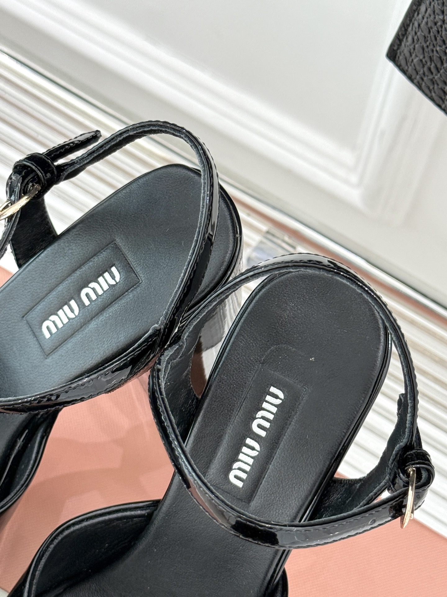 
Miu Miu/缪缪25s春夏新品
恨天高防水台粗跟凉鞋
鲜明的设计风格和独特的美感
极强的彰显着个性