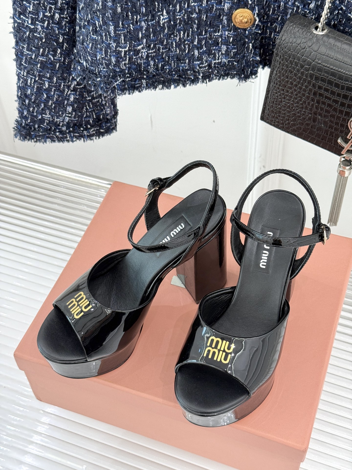 
Miu Miu/缪缪25s春夏新品
恨天高防水台粗跟凉鞋
鲜明的设计风格和独特的美感
极强的彰显着个性