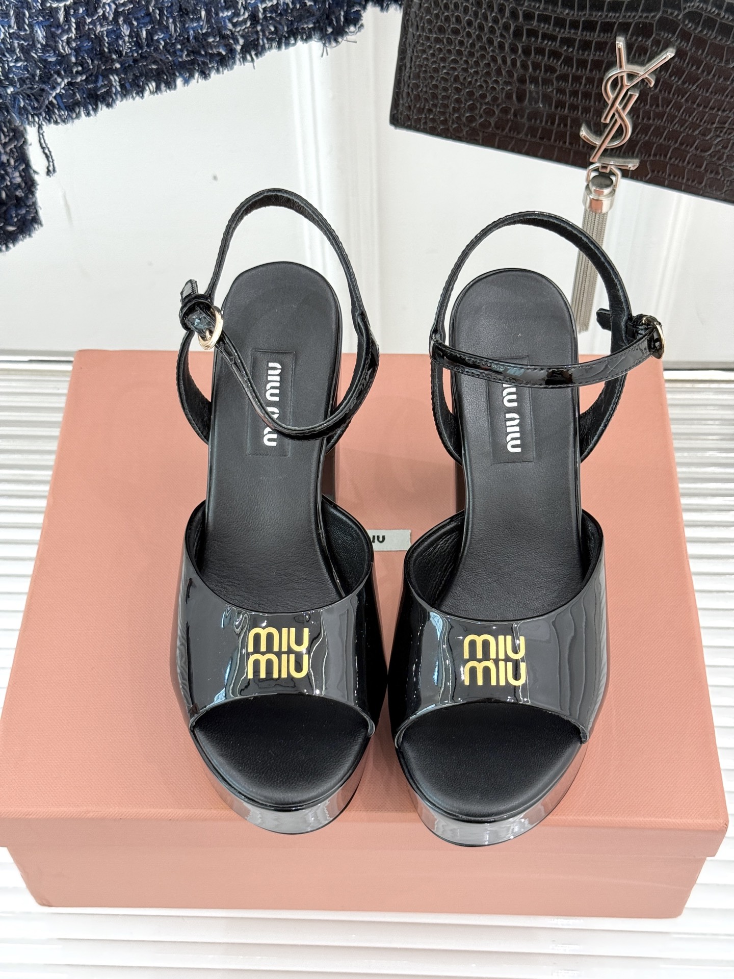 
Miu Miu/缪缪25s春夏新品
恨天高防水台粗跟凉鞋
鲜明的设计风格和独特的美感
极强的彰显着个性