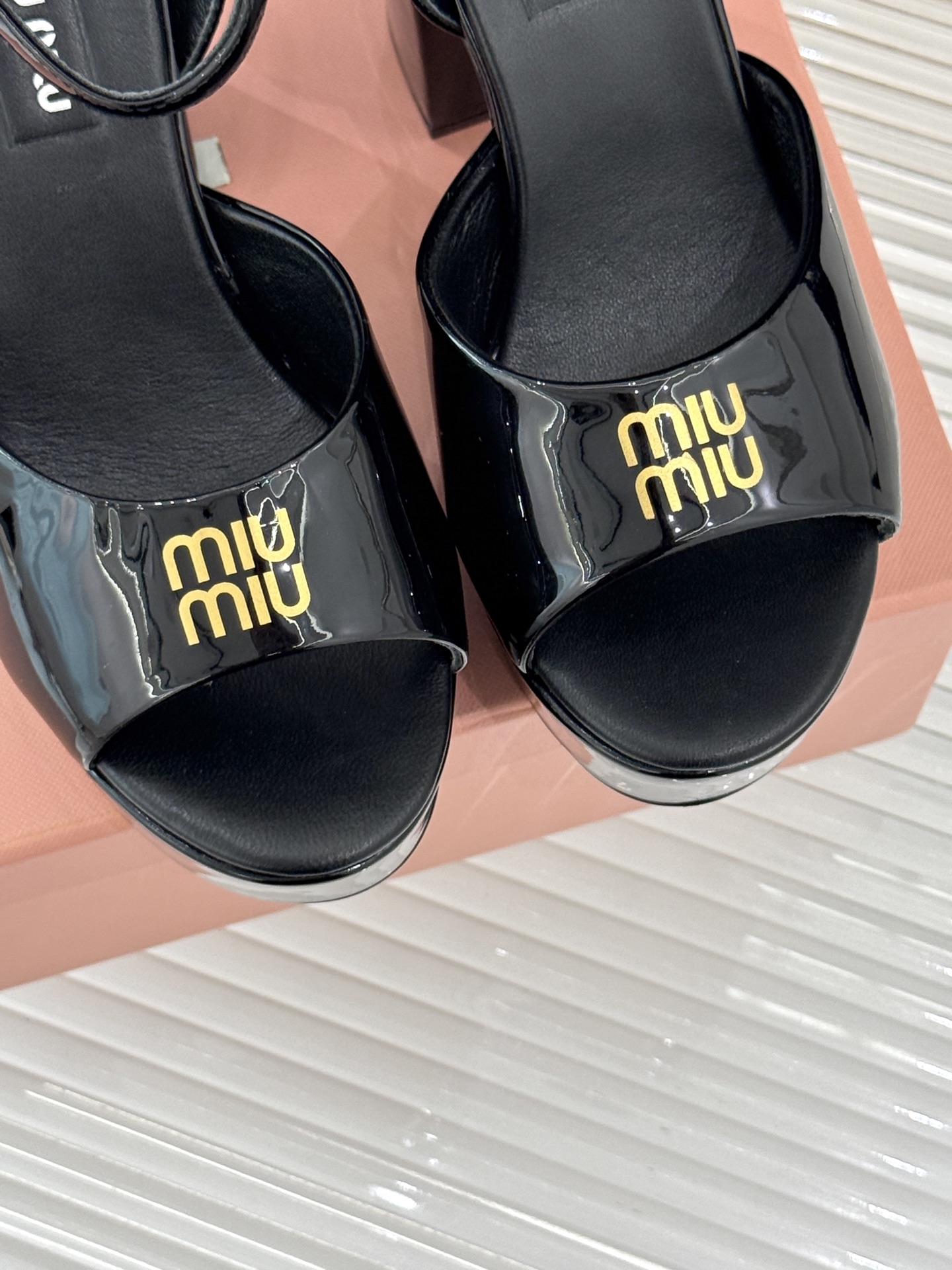 
Miu Miu/缪缪25s春夏新品
恨天高防水台粗跟凉鞋
鲜明的设计风格和独特的美感
极强的彰显着个性