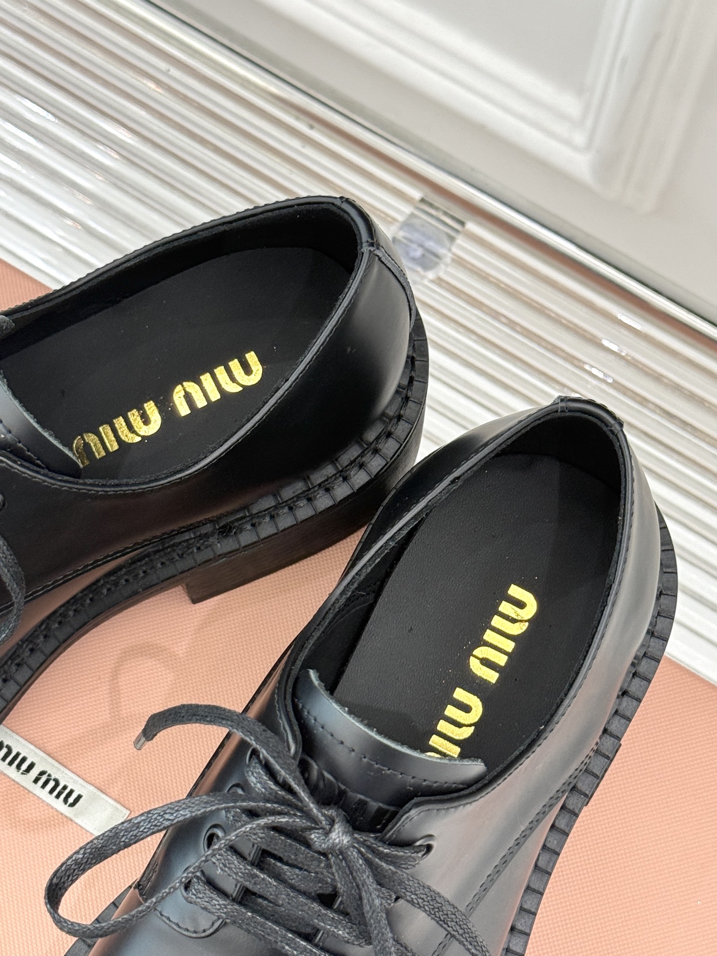 
MiuMiu 25s走秀款复小皮鞋
甜美复古风 太太好看太美了
系带和搭扣混合更好穿更时尚
搭配裙子、