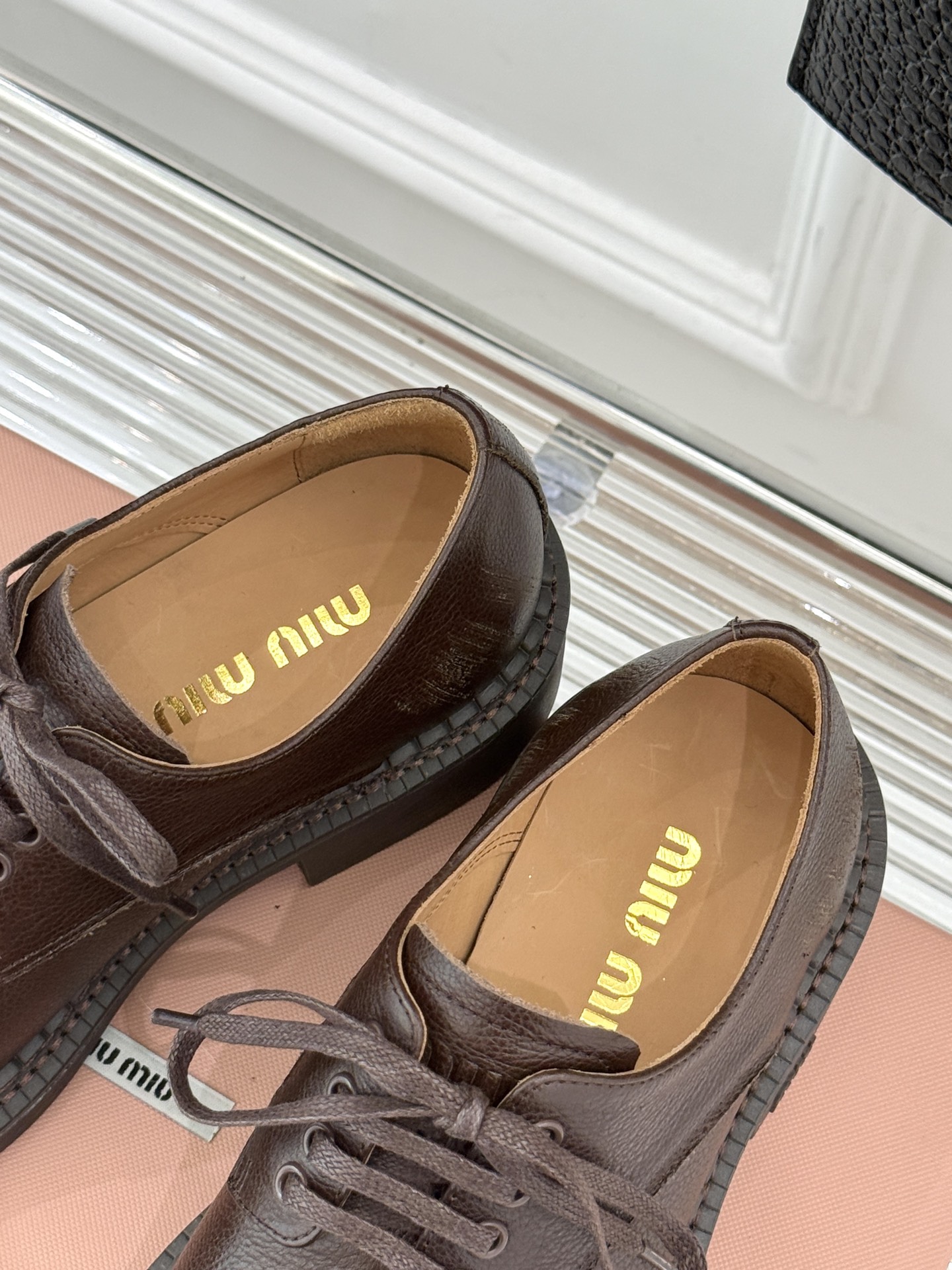 
MiuMiu 25s走秀款复小皮鞋
甜美复古风 太太好看太美了
系带和搭扣混合更好穿更时尚
搭配裙子、