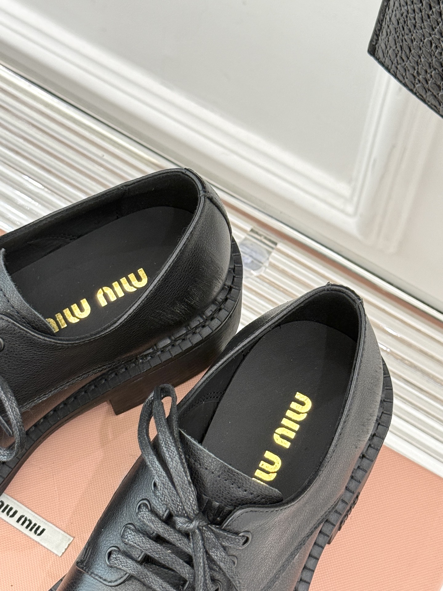
MiuMiu 25s走秀款复小皮鞋
甜美复古风 太太好看太美了
系带和搭扣混合更好穿更时尚
搭配裙子、
