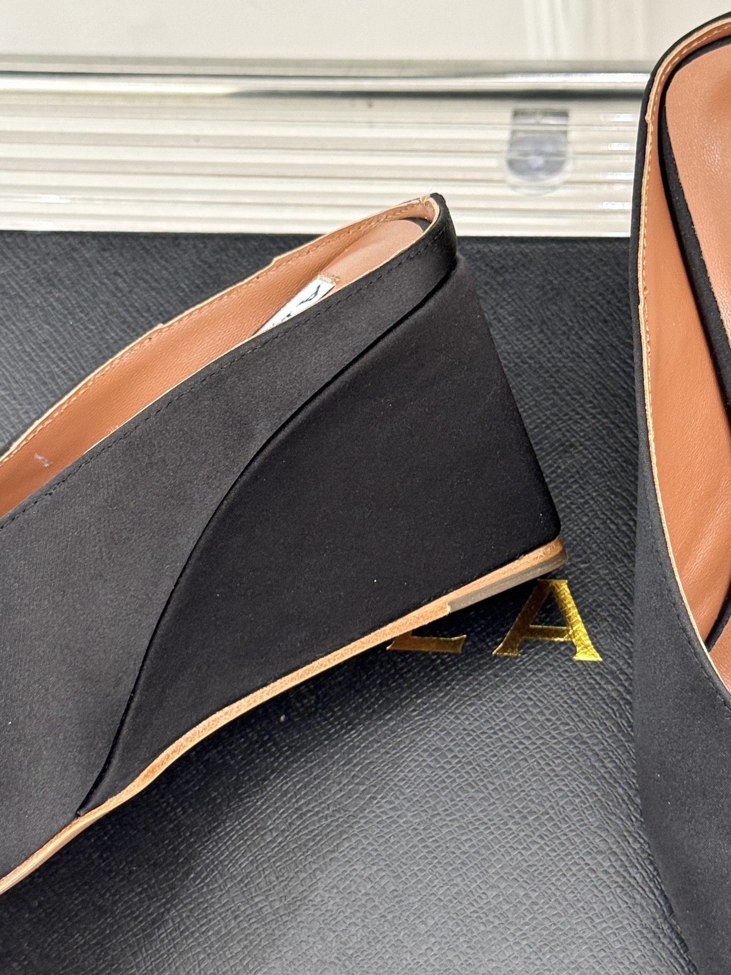 
ALAIA｜阿莱亚经典复古绝美
平底坡跟拖鞋
简约即时髦 松弛的高级感
感受夏日感高级穿搭~
面料采用