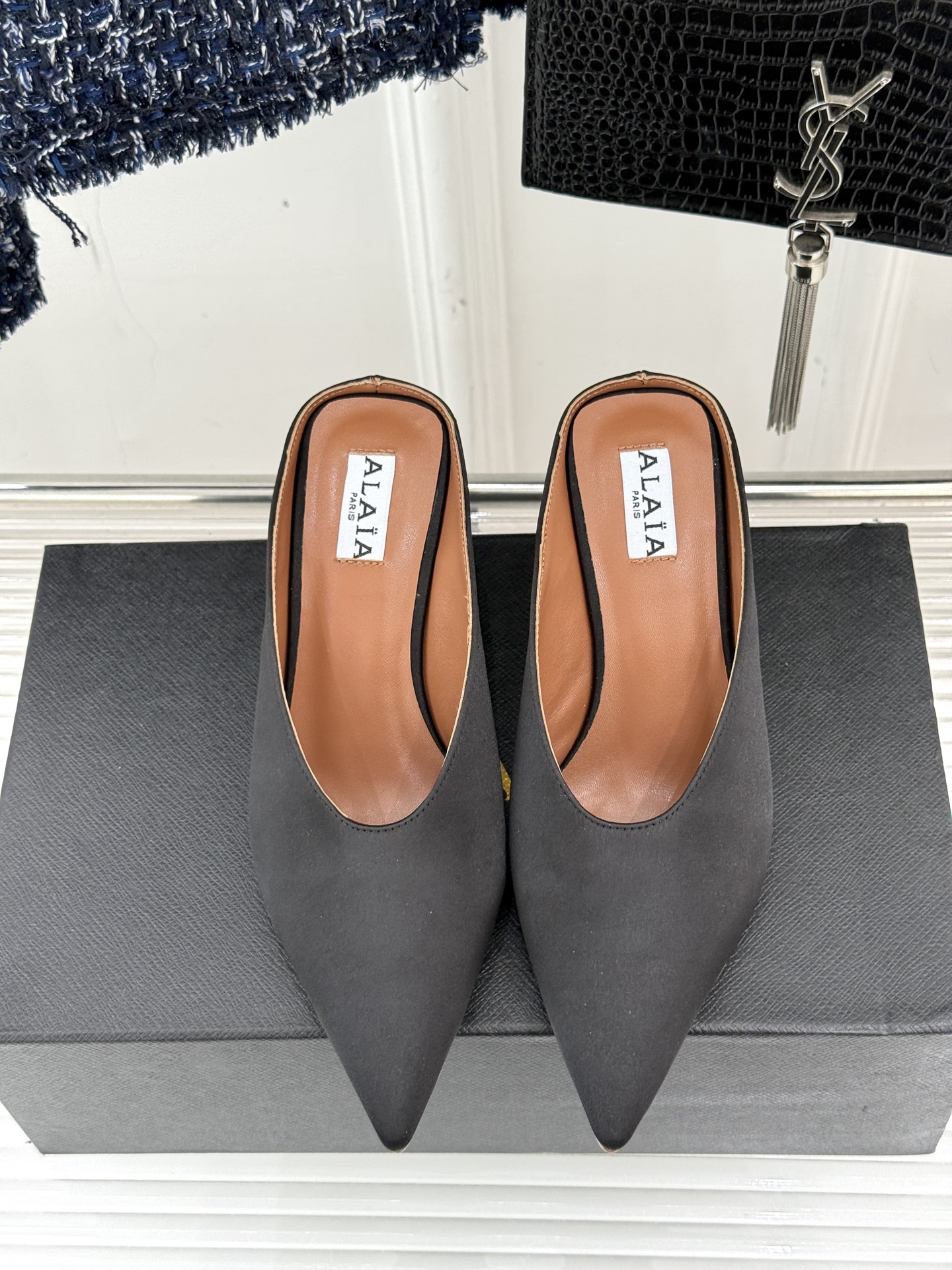 
ALAIA｜阿莱亚经典复古绝美
平底坡跟拖鞋
简约即时髦 松弛的高级感
感受夏日感高级穿搭~
面料采用