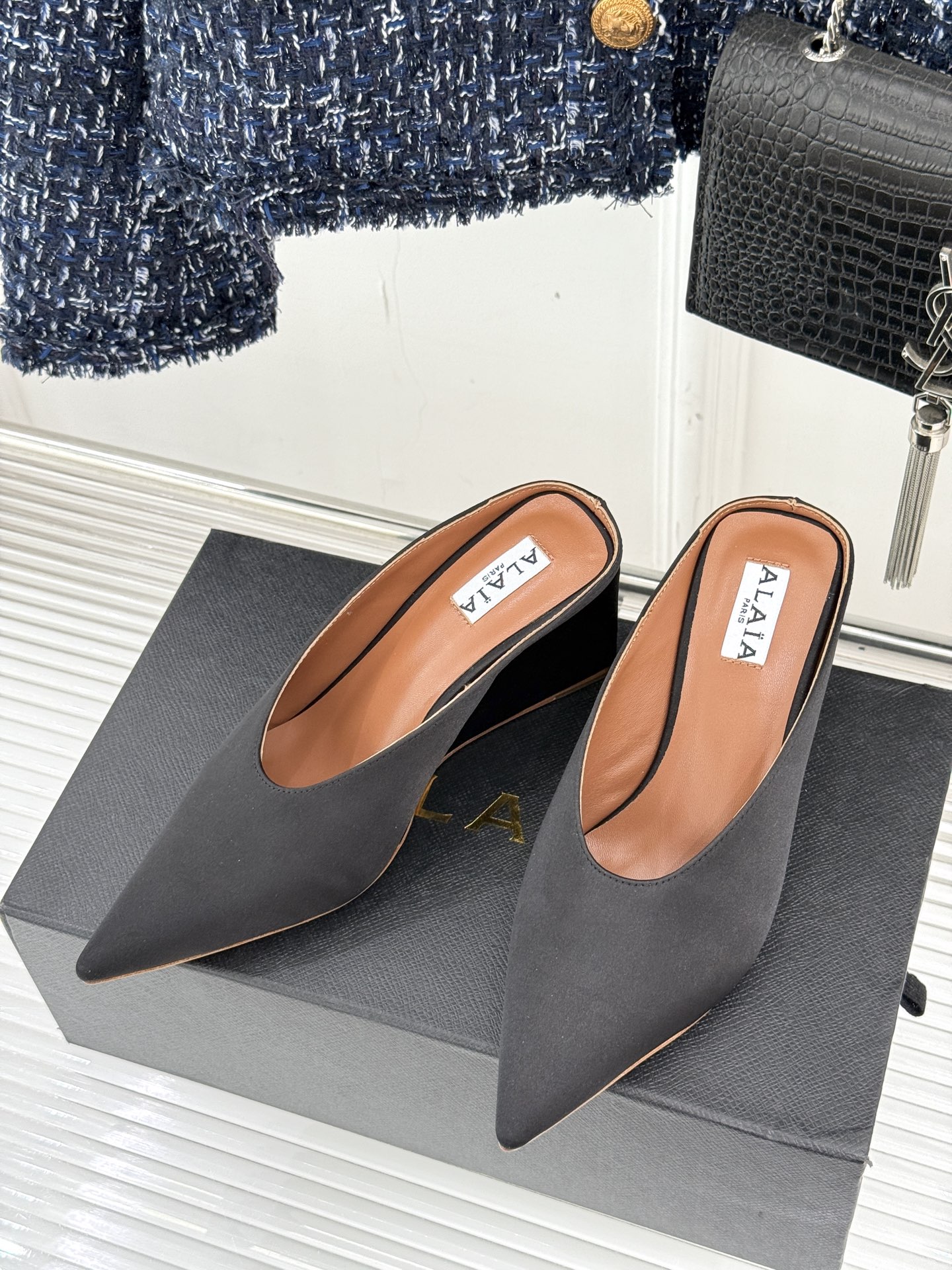 
ALAIA｜阿莱亚经典复古绝美
平底坡跟拖鞋
简约即时髦 松弛的高级感
感受夏日感高级穿搭~
面料采用