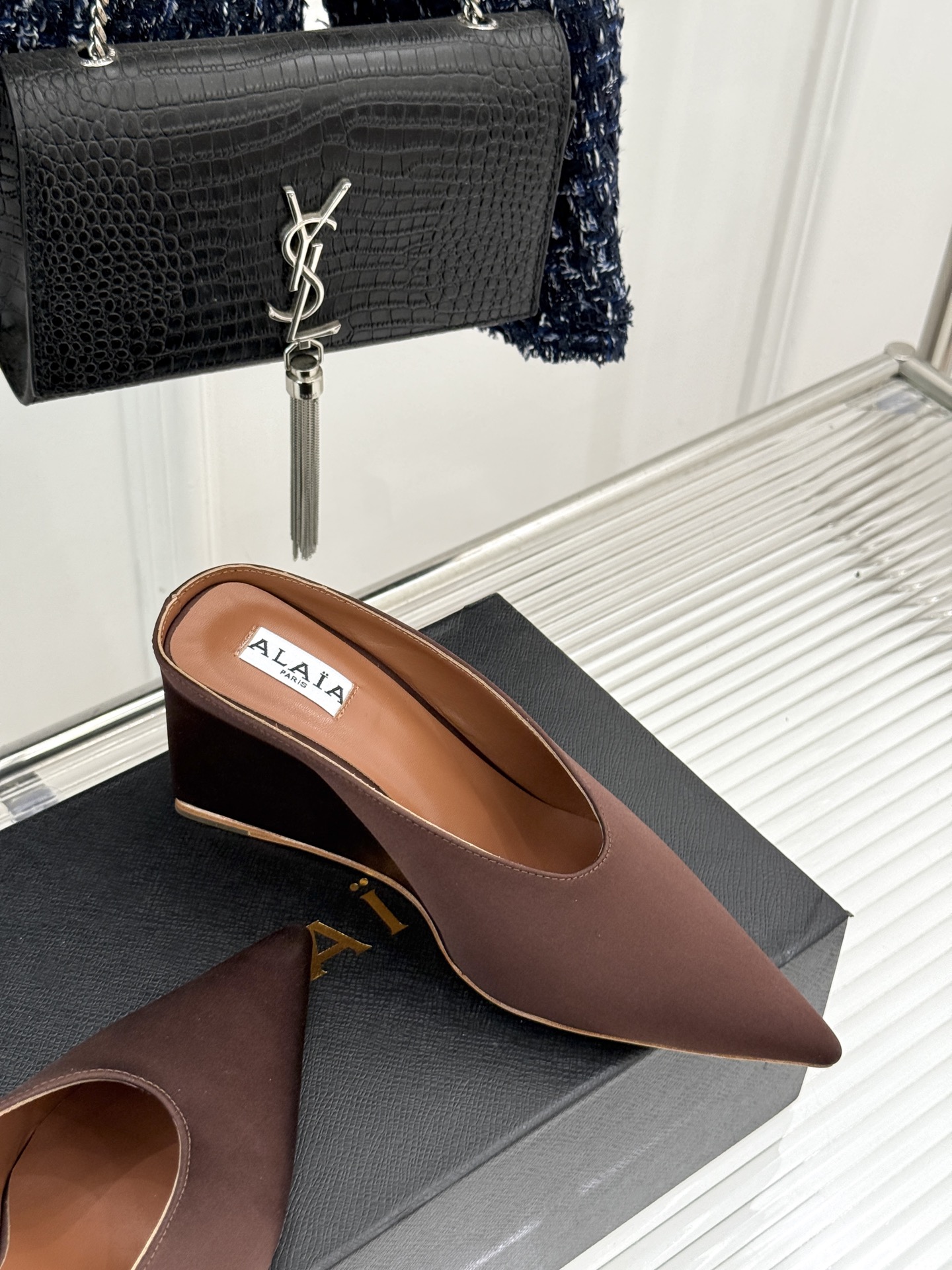 
ALAIA｜阿莱亚经典复古绝美
平底坡跟拖鞋
简约即时髦 松弛的高级感
感受夏日感高级穿搭~
面料采用
