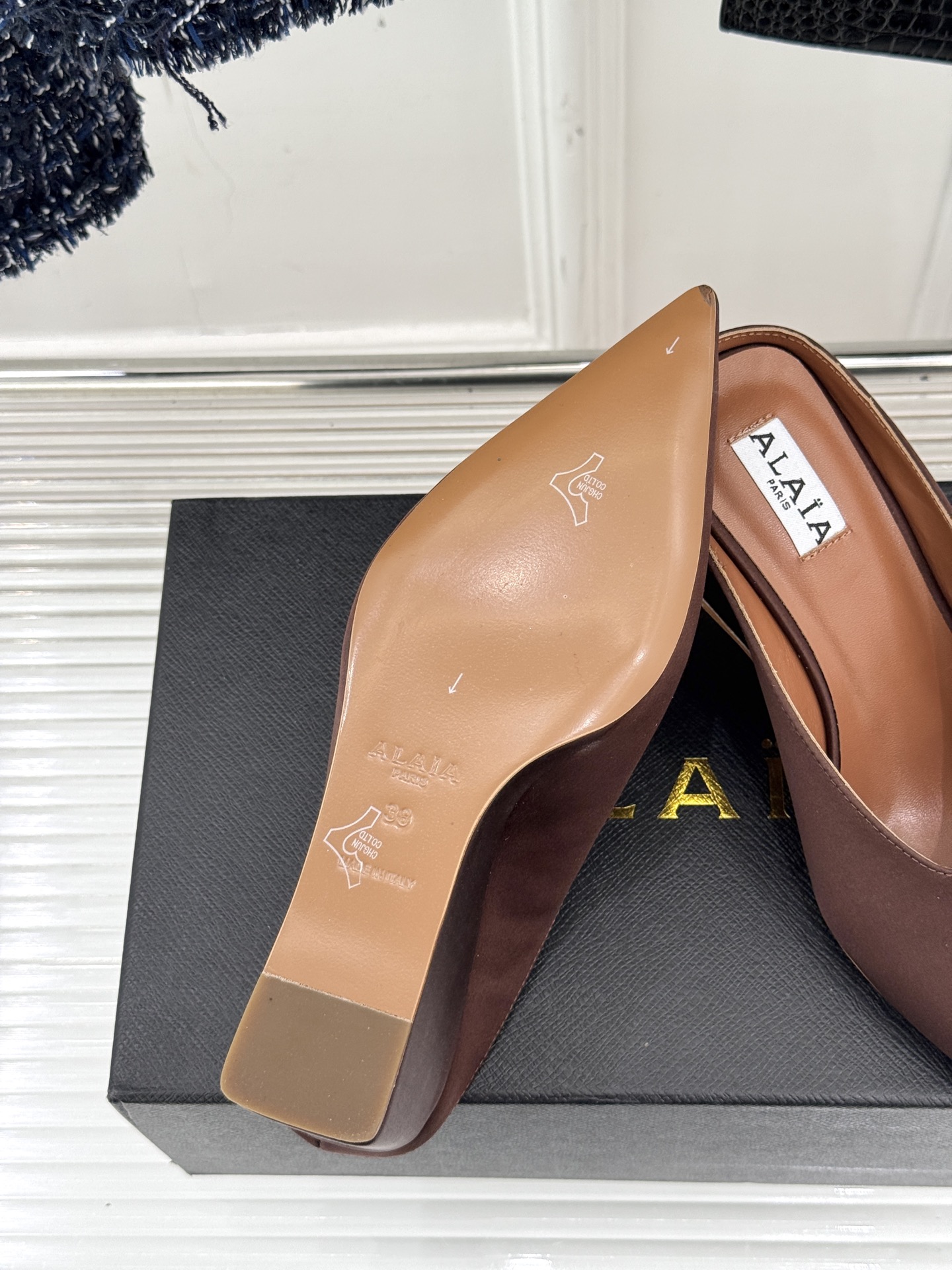 
ALAIA｜阿莱亚经典复古绝美
平底坡跟拖鞋
简约即时髦 松弛的高级感
感受夏日感高级穿搭~
面料采用