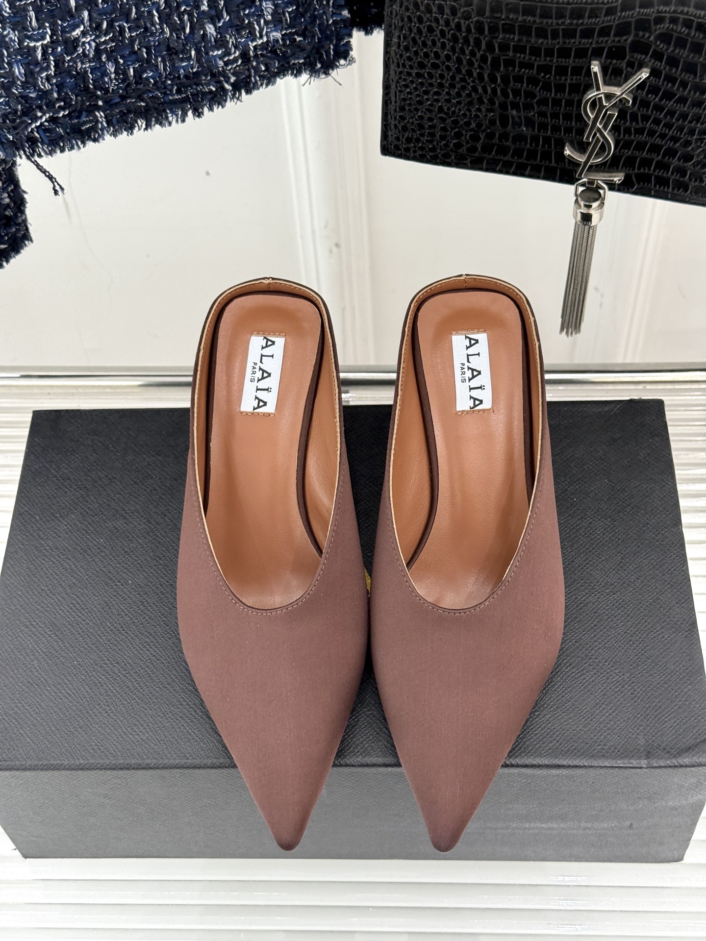 
ALAIA｜阿莱亚经典复古绝美
平底坡跟拖鞋
简约即时髦 松弛的高级感
感受夏日感高级穿搭~
面料采用