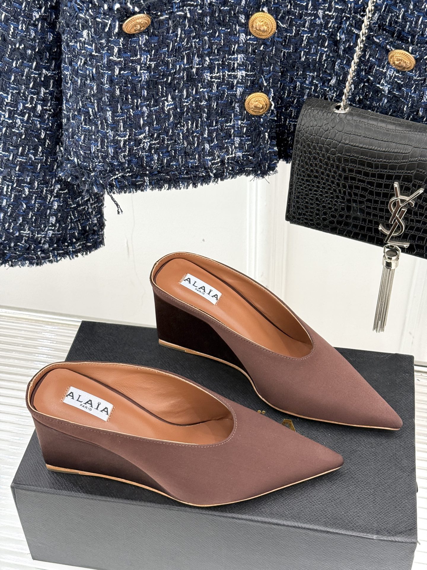 
ALAIA｜阿莱亚经典复古绝美
平底坡跟拖鞋
简约即时髦 松弛的高级感
感受夏日感高级穿搭~
面料采用