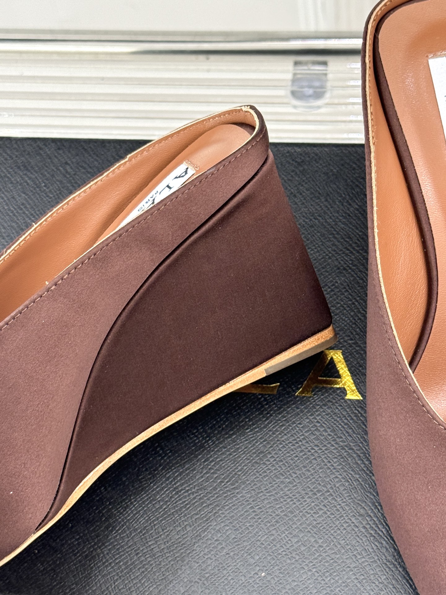 
ALAIA｜阿莱亚经典复古绝美
平底坡跟拖鞋
简约即时髦 松弛的高级感
感受夏日感高级穿搭~
面料采用