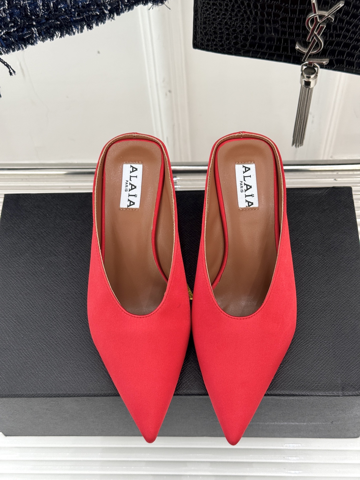 
ALAIA｜阿莱亚经典复古绝美
平底坡跟拖鞋
简约即时髦 松弛的高级感
感受夏日感高级穿搭~
面料采用