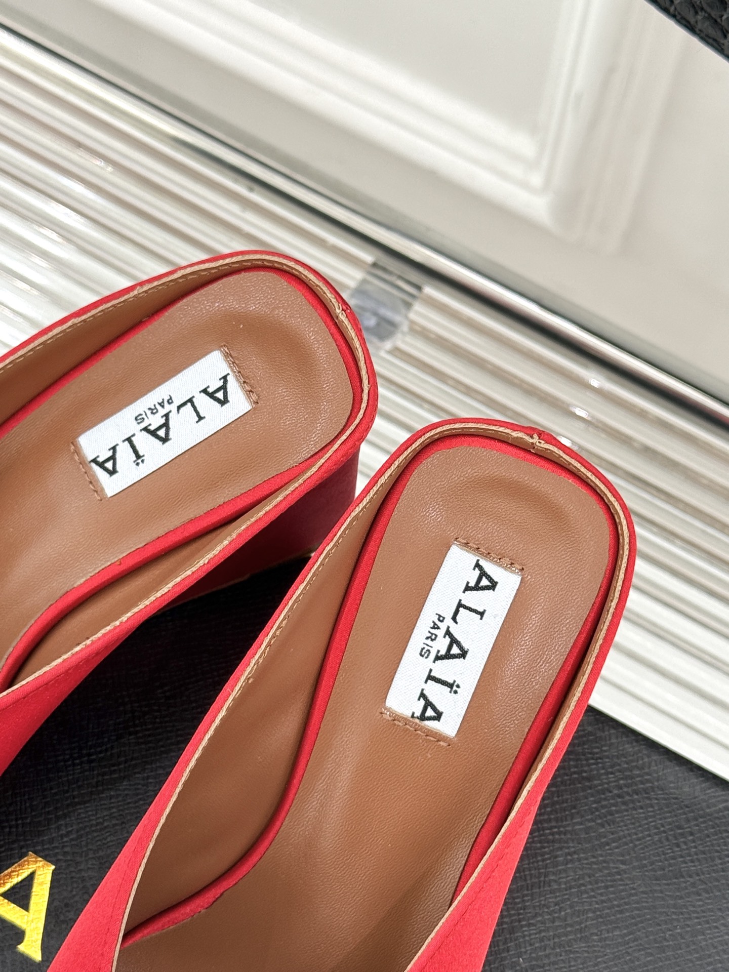
ALAIA｜阿莱亚经典复古绝美
平底坡跟拖鞋
简约即时髦 松弛的高级感
感受夏日感高级穿搭~
面料采用