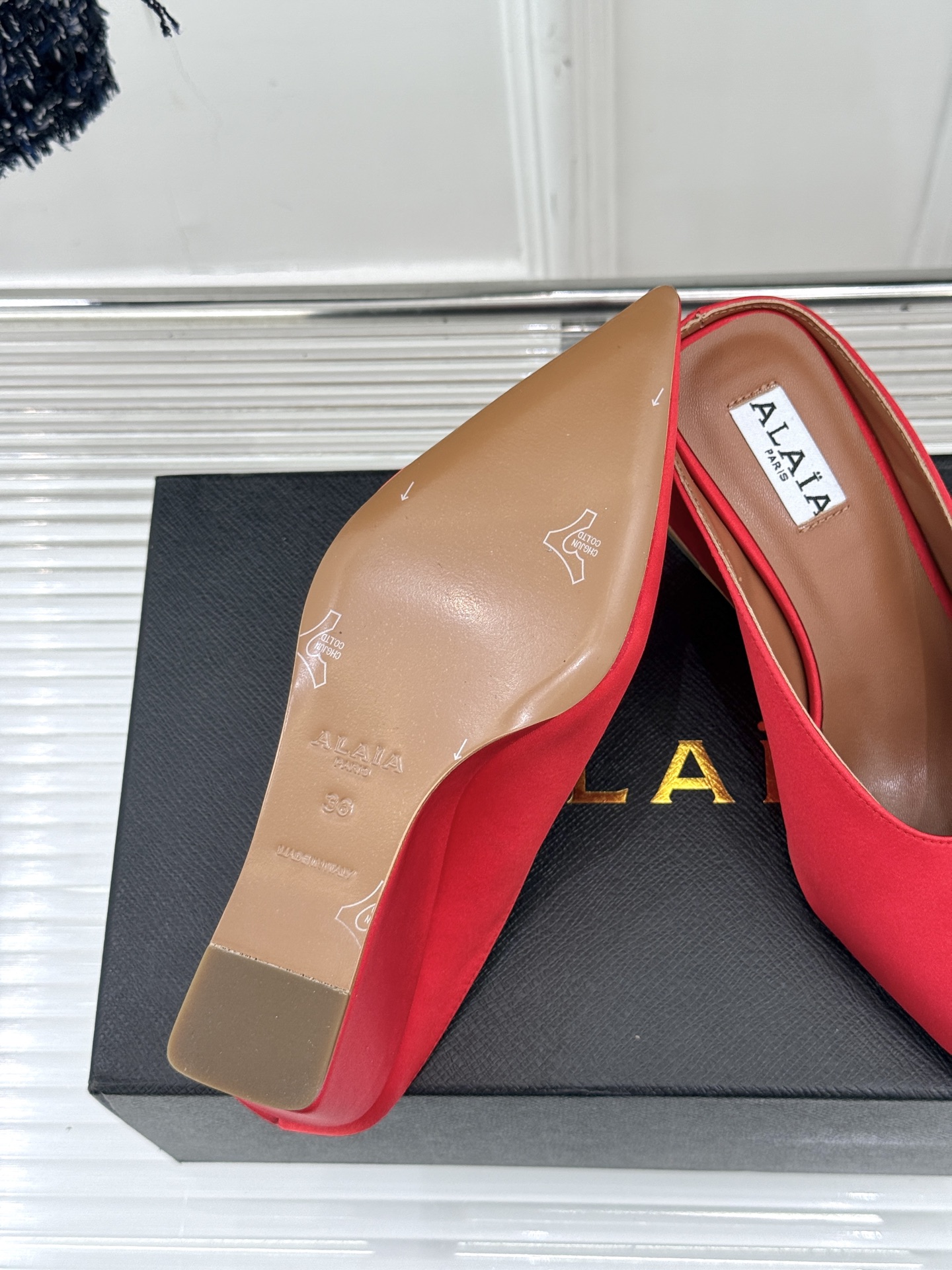 
ALAIA｜阿莱亚经典复古绝美
平底坡跟拖鞋
简约即时髦 松弛的高级感
感受夏日感高级穿搭~
面料采用