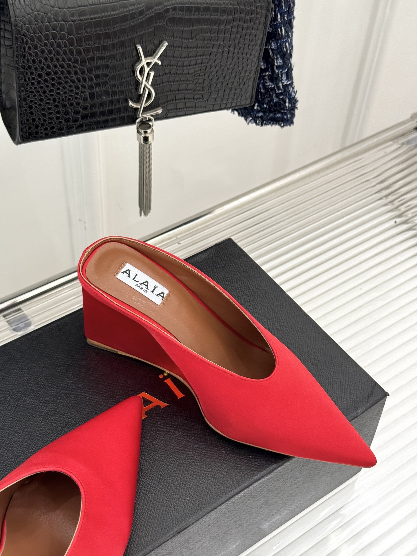 
ALAIA｜阿莱亚经典复古绝美
平底坡跟拖鞋
简约即时髦 松弛的高级感
感受夏日感高级穿搭~
面料采用
