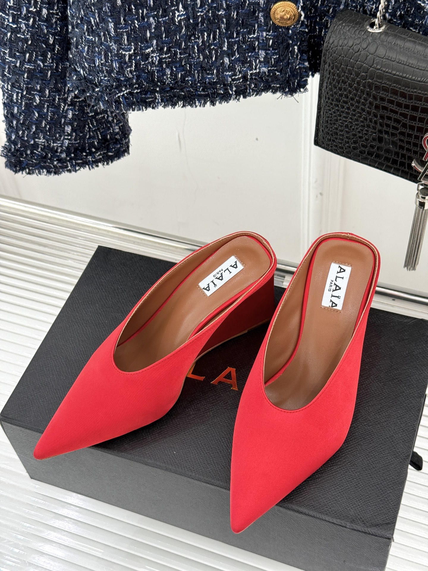
ALAIA｜阿莱亚经典复古绝美
平底坡跟拖鞋
简约即时髦 松弛的高级感
感受夏日感高级穿搭~
面料采用