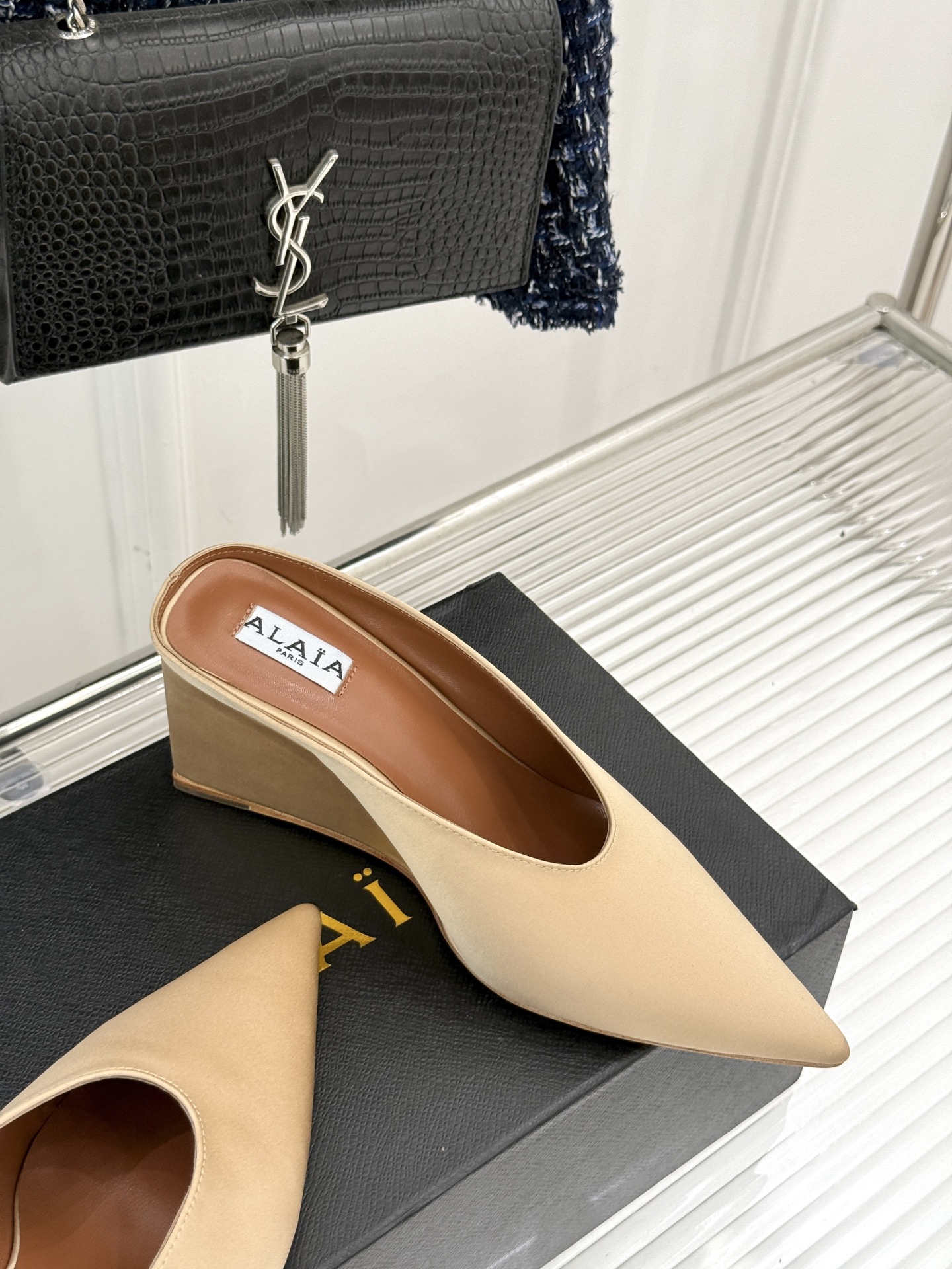 
ALAIA｜阿莱亚经典复古绝美
平底坡跟拖鞋
简约即时髦 松弛的高级感
感受夏日感高级穿搭~
面料采用
