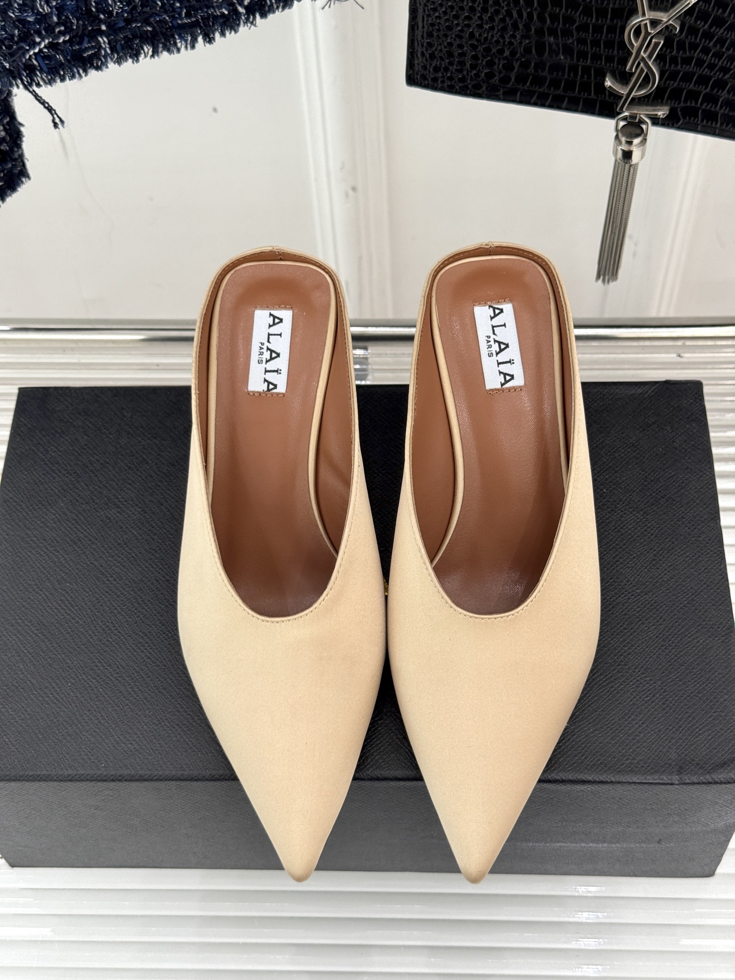 
ALAIA｜阿莱亚经典复古绝美
平底坡跟拖鞋
简约即时髦 松弛的高级感
感受夏日感高级穿搭~
面料采用