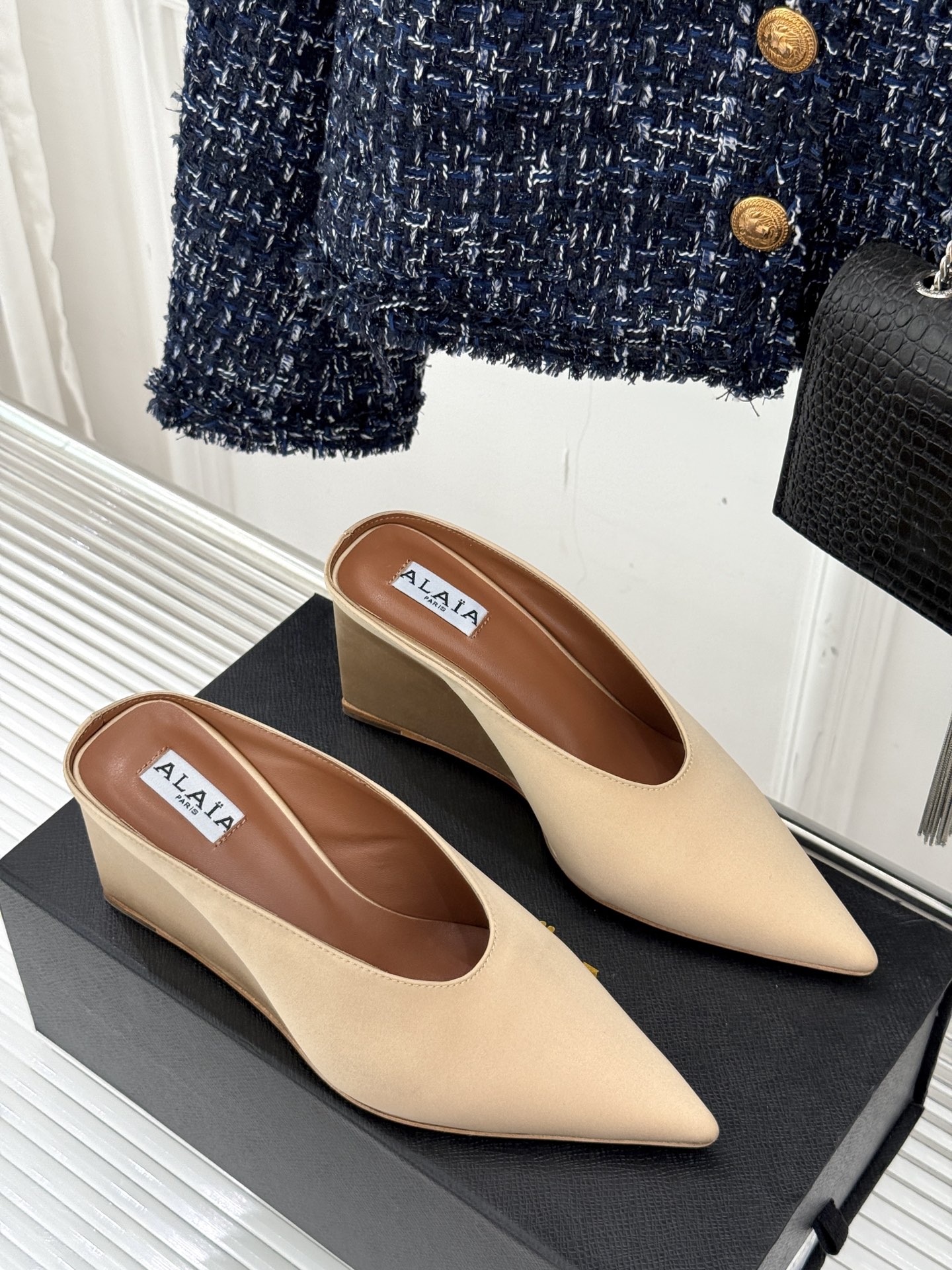 
ALAIA｜阿莱亚经典复古绝美
平底坡跟拖鞋
简约即时髦 松弛的高级感
感受夏日感高级穿搭~
面料采用
