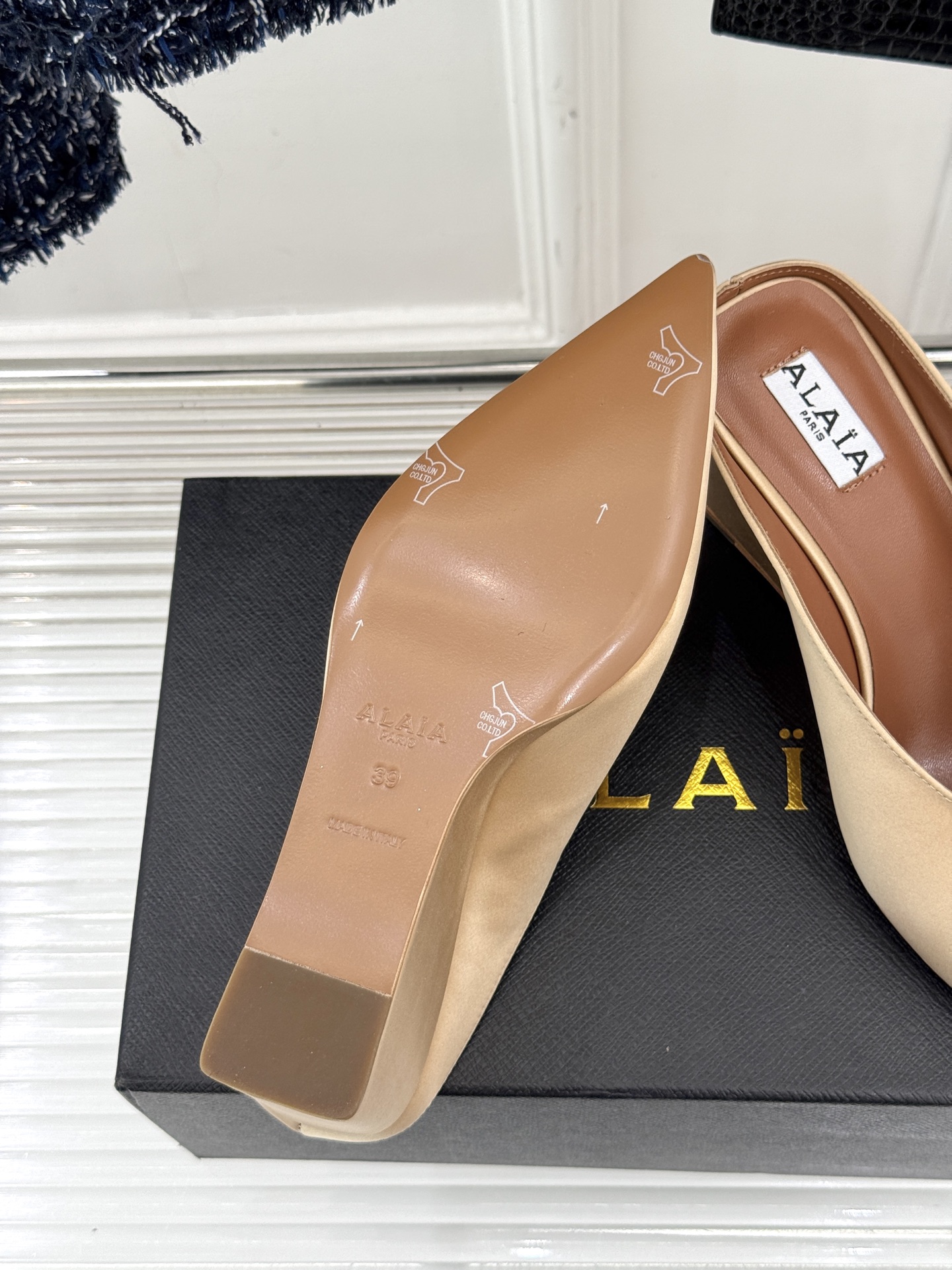 
ALAIA｜阿莱亚经典复古绝美
平底坡跟拖鞋
简约即时髦 松弛的高级感
感受夏日感高级穿搭~
面料采用