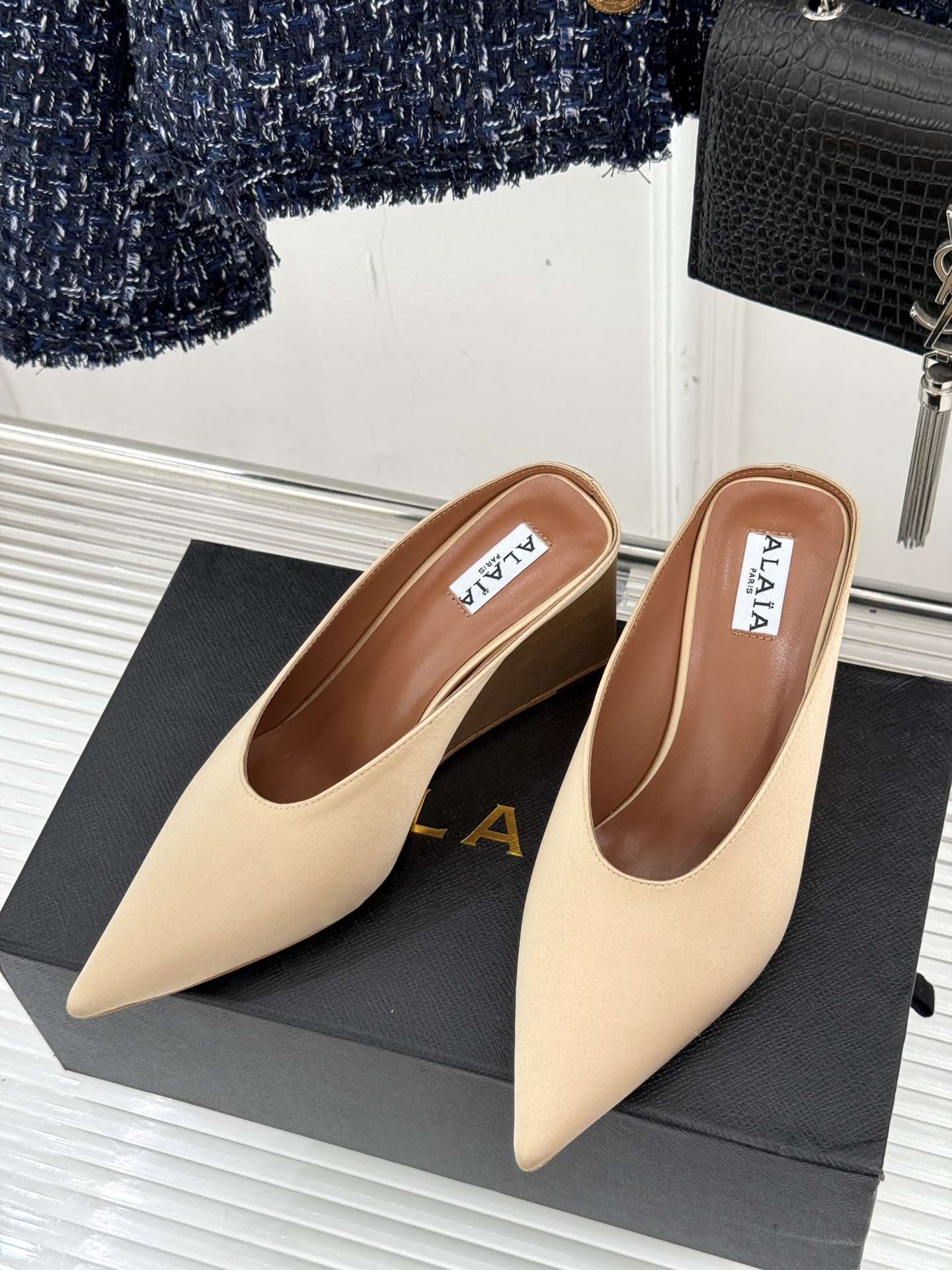 
ALAIA｜阿莱亚经典复古绝美
平底坡跟拖鞋
简约即时髦 松弛的高级感
感受夏日感高级穿搭~
面料采用