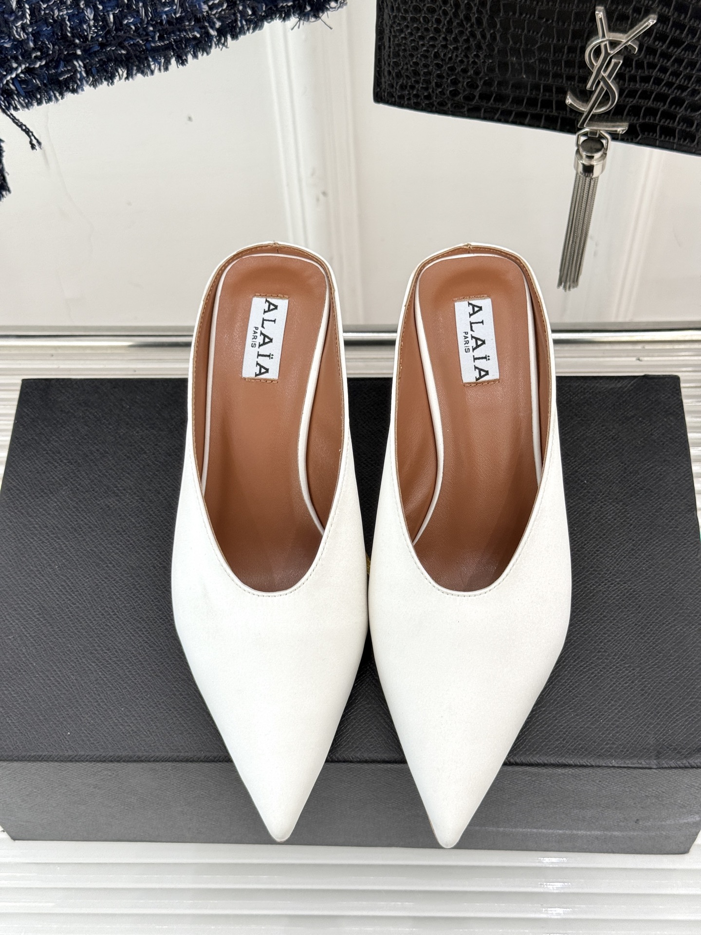 
ALAIA｜阿莱亚经典复古绝美
平底坡跟拖鞋
简约即时髦 松弛的高级感
感受夏日感高级穿搭~
面料采用