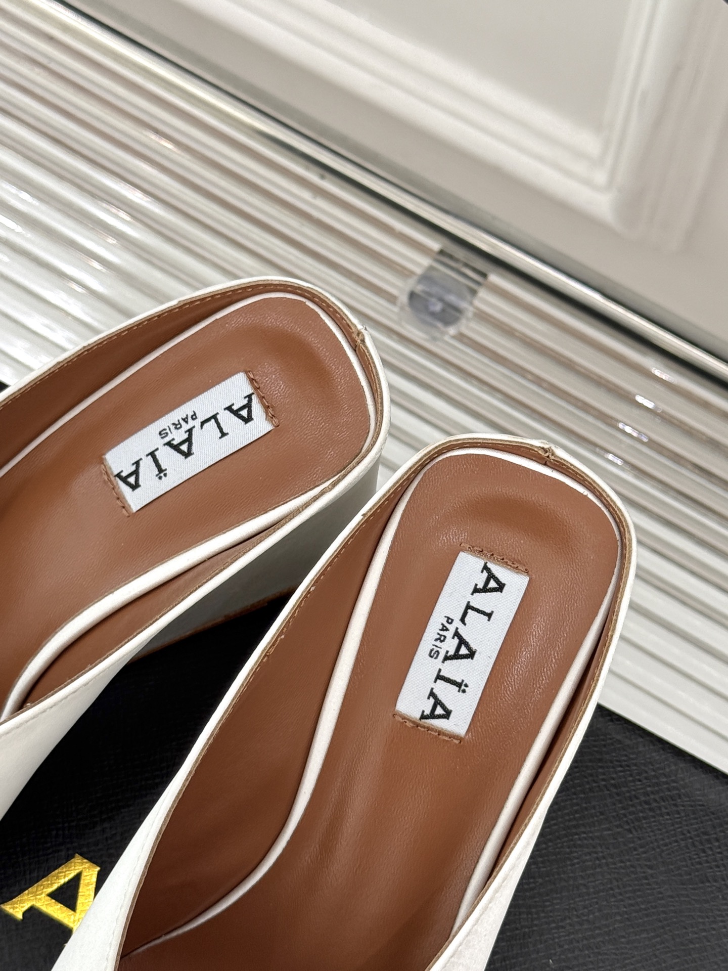 
ALAIA｜阿莱亚经典复古绝美
平底坡跟拖鞋
简约即时髦 松弛的高级感
感受夏日感高级穿搭~
面料采用