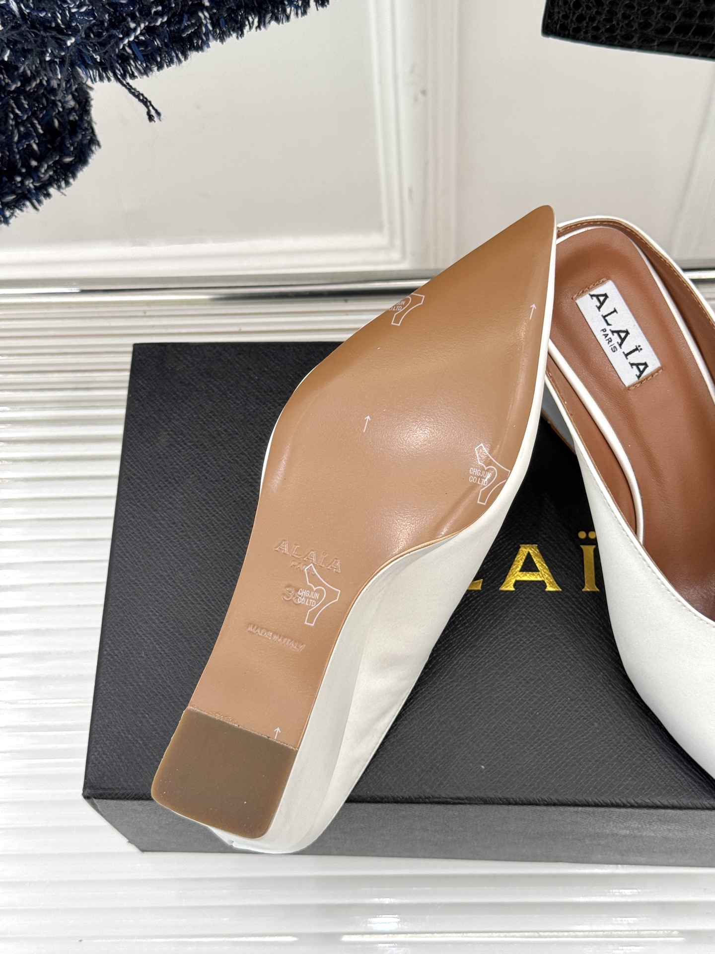 
ALAIA｜阿莱亚经典复古绝美
平底坡跟拖鞋
简约即时髦 松弛的高级感
感受夏日感高级穿搭~
面料采用