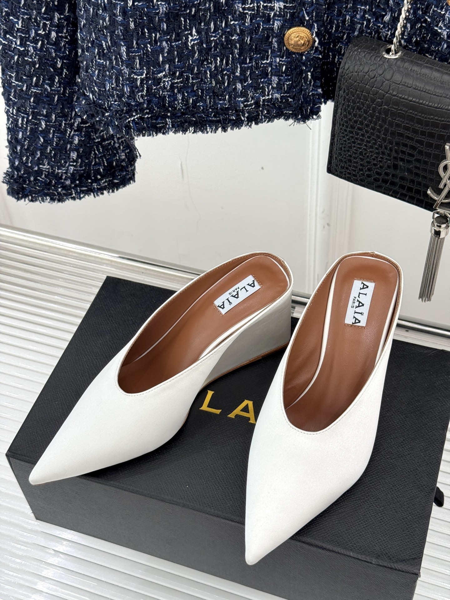 
ALAIA｜阿莱亚经典复古绝美
平底坡跟拖鞋
简约即时髦 松弛的高级感
感受夏日感高级穿搭~
面料采用