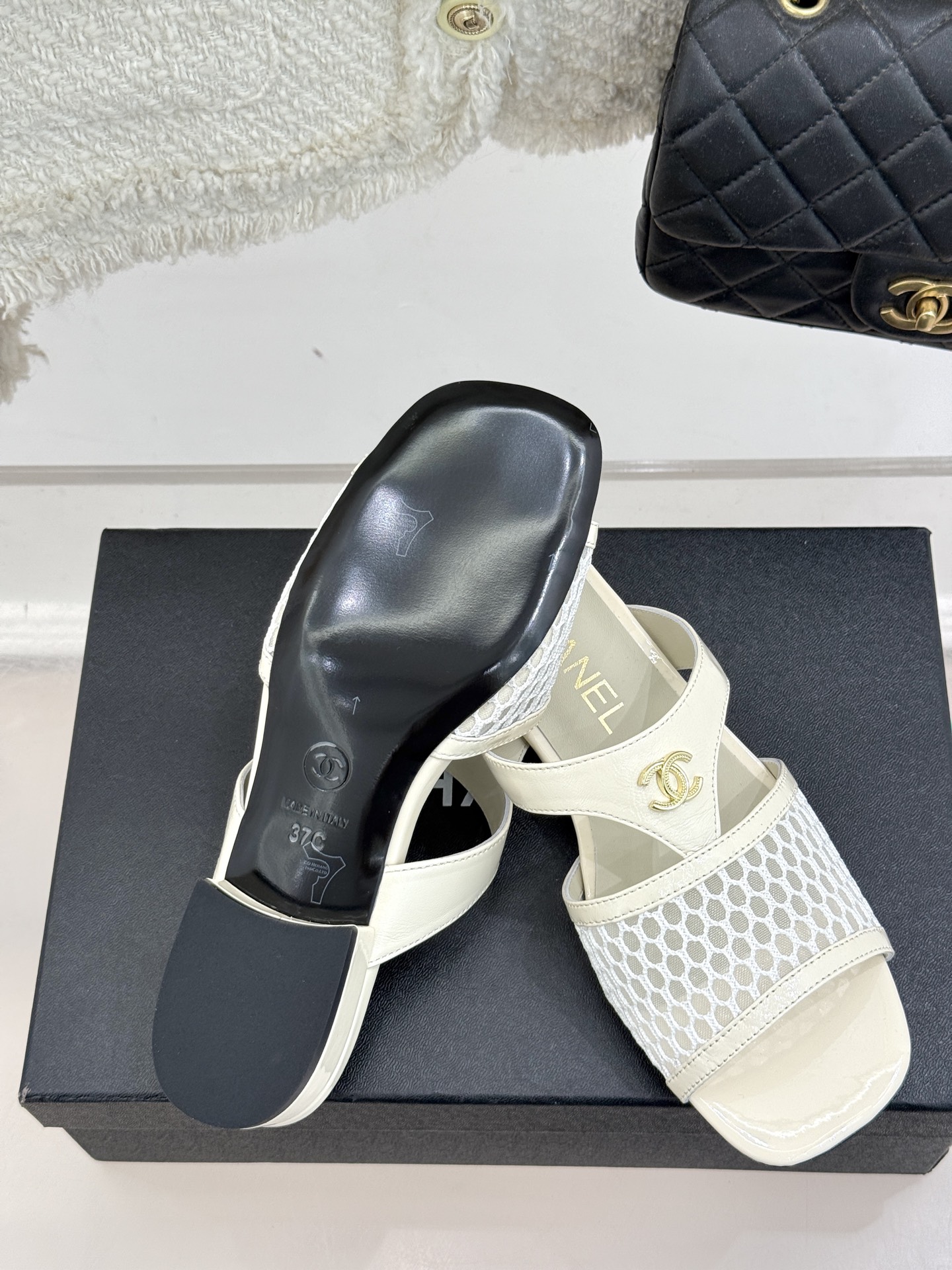
CHANE*｜小香25。春夏新品
双C网面懒人拖鞋
夏天一定要入的拖鞋系列
鞋面采用原版定制材质
内里