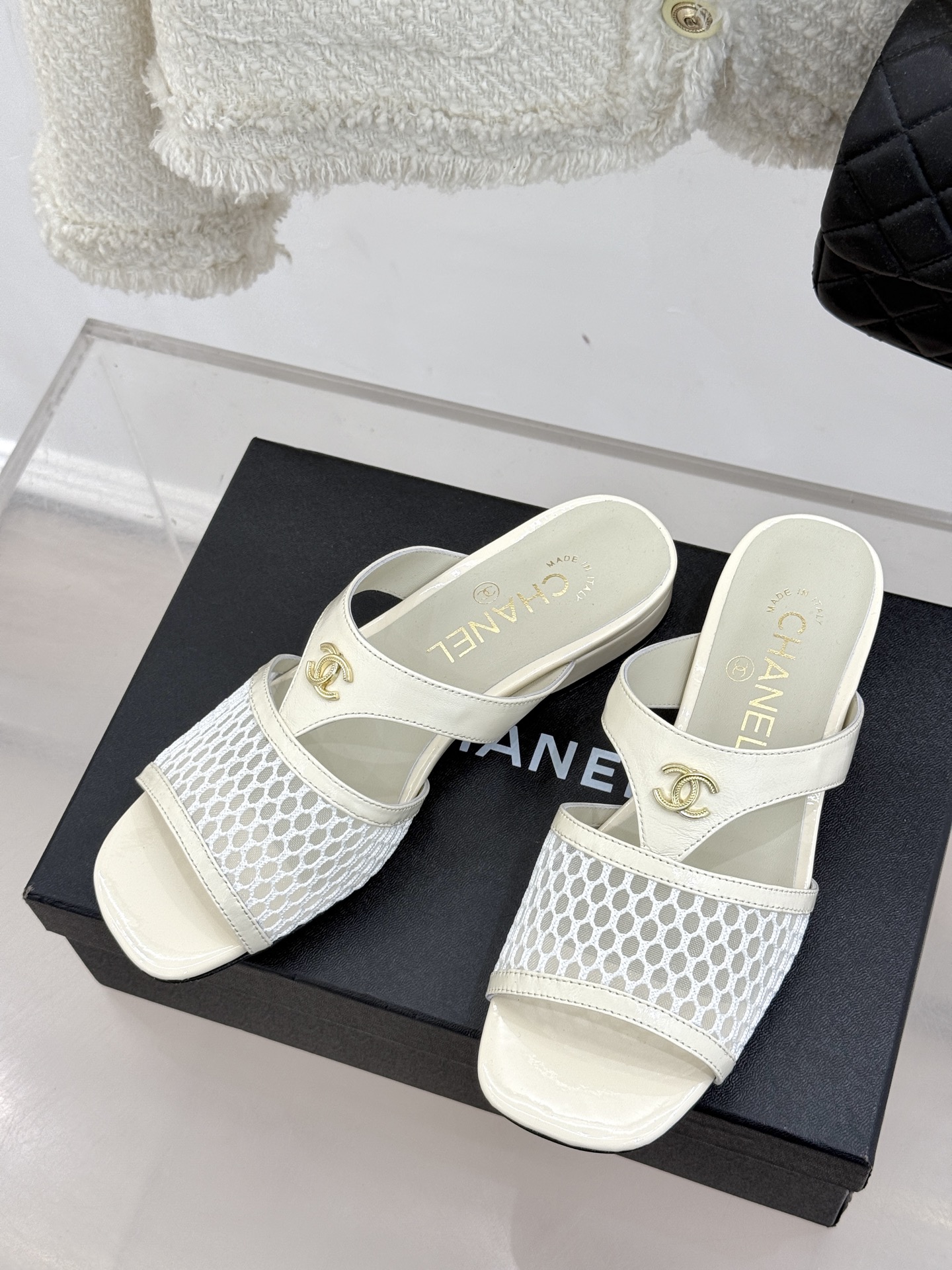 
CHANE*｜小香25。春夏新品
双C网面懒人拖鞋
夏天一定要入的拖鞋系列
鞋面采用原版定制材质
内里