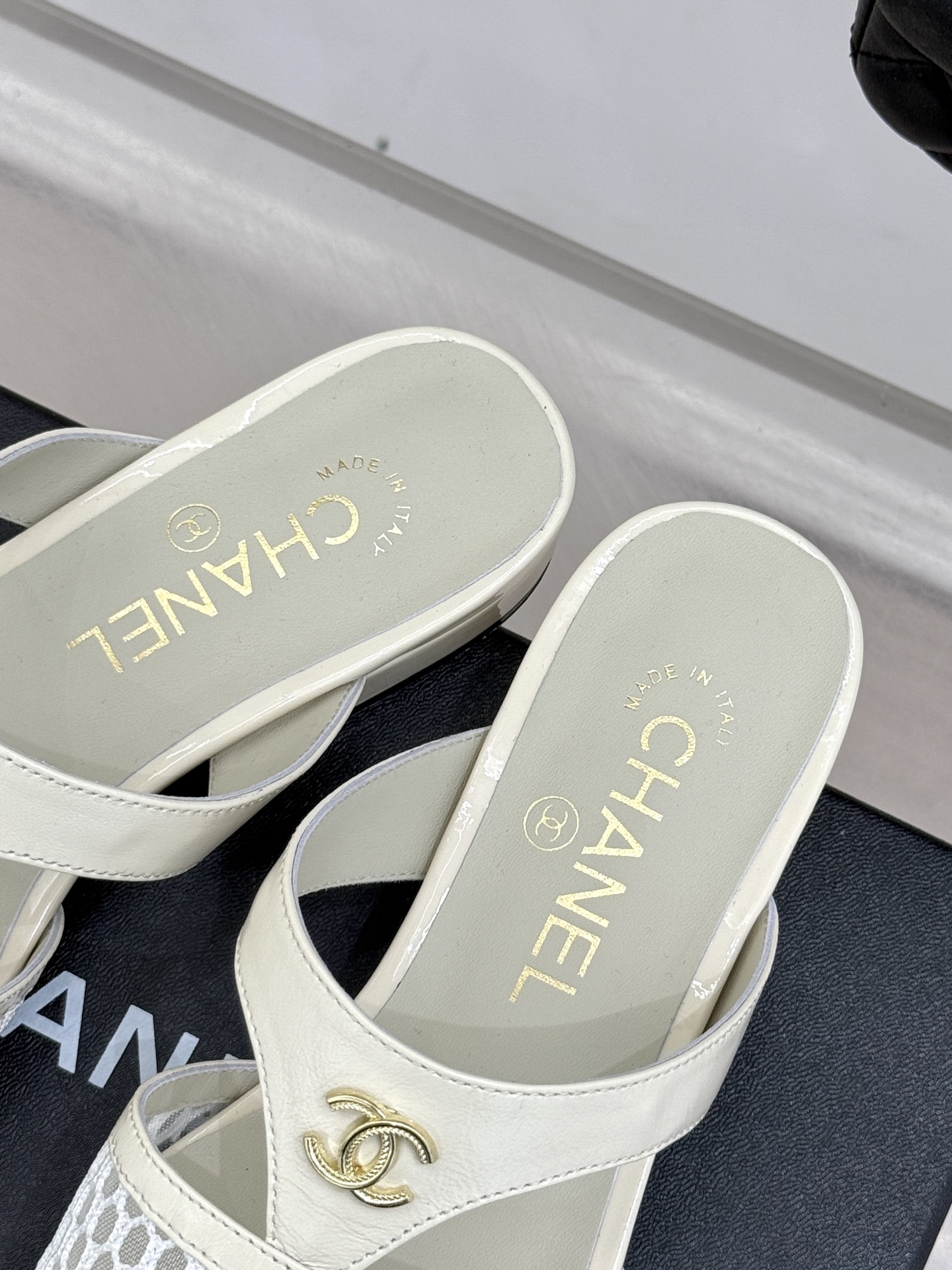 
CHANE*｜小香25。春夏新品
双C网面懒人拖鞋
夏天一定要入的拖鞋系列
鞋面采用原版定制材质
内里