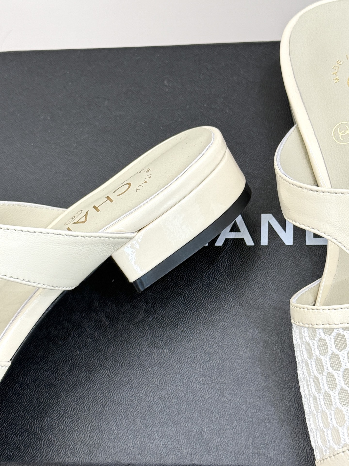 
CHANE*｜小香25。春夏新品
双C网面懒人拖鞋
夏天一定要入的拖鞋系列
鞋面采用原版定制材质
内里