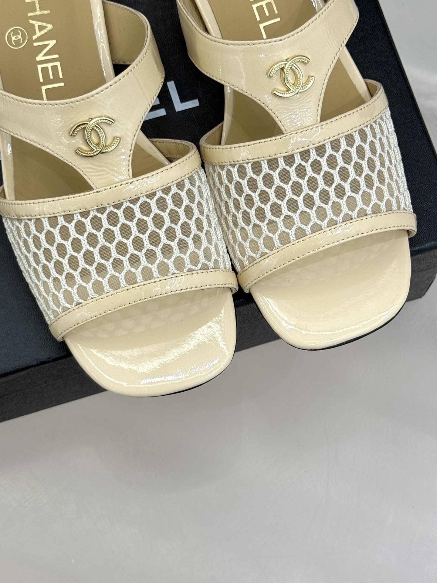 
CHANE*｜小香25。春夏新品
双C网面懒人拖鞋
夏天一定要入的拖鞋系列
鞋面采用原版定制材质
内里