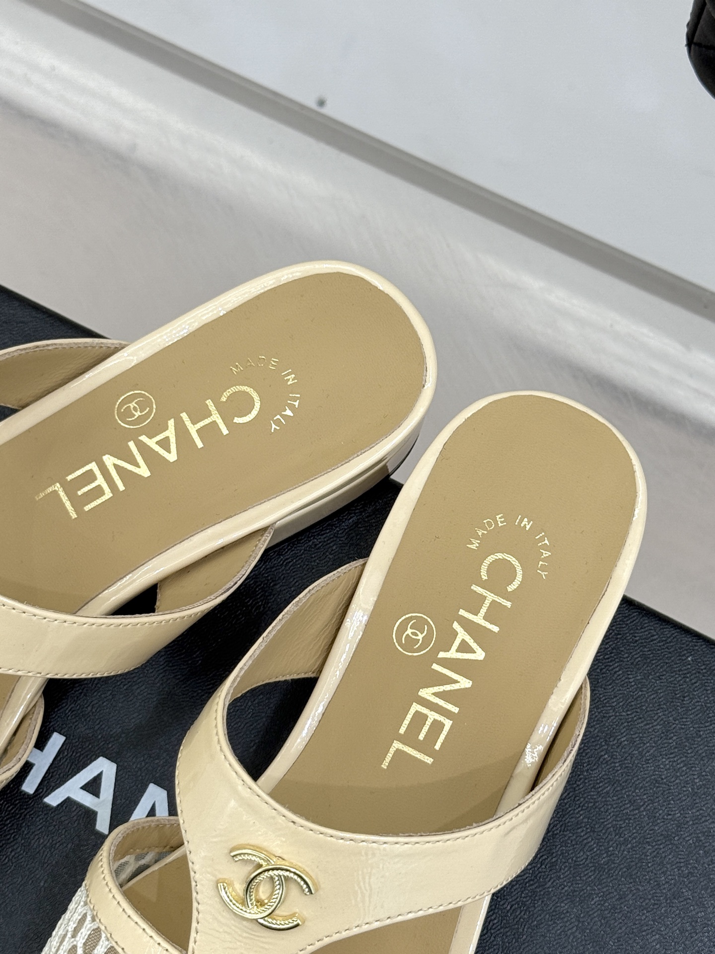 
CHANE*｜小香25。春夏新品
双C网面懒人拖鞋
夏天一定要入的拖鞋系列
鞋面采用原版定制材质
内里
