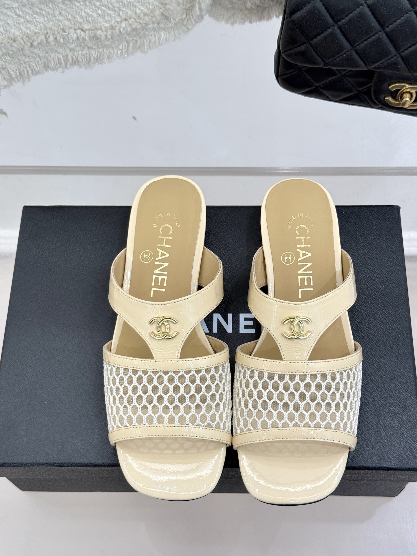 
CHANE*｜小香25。春夏新品
双C网面懒人拖鞋
夏天一定要入的拖鞋系列
鞋面采用原版定制材质
内里