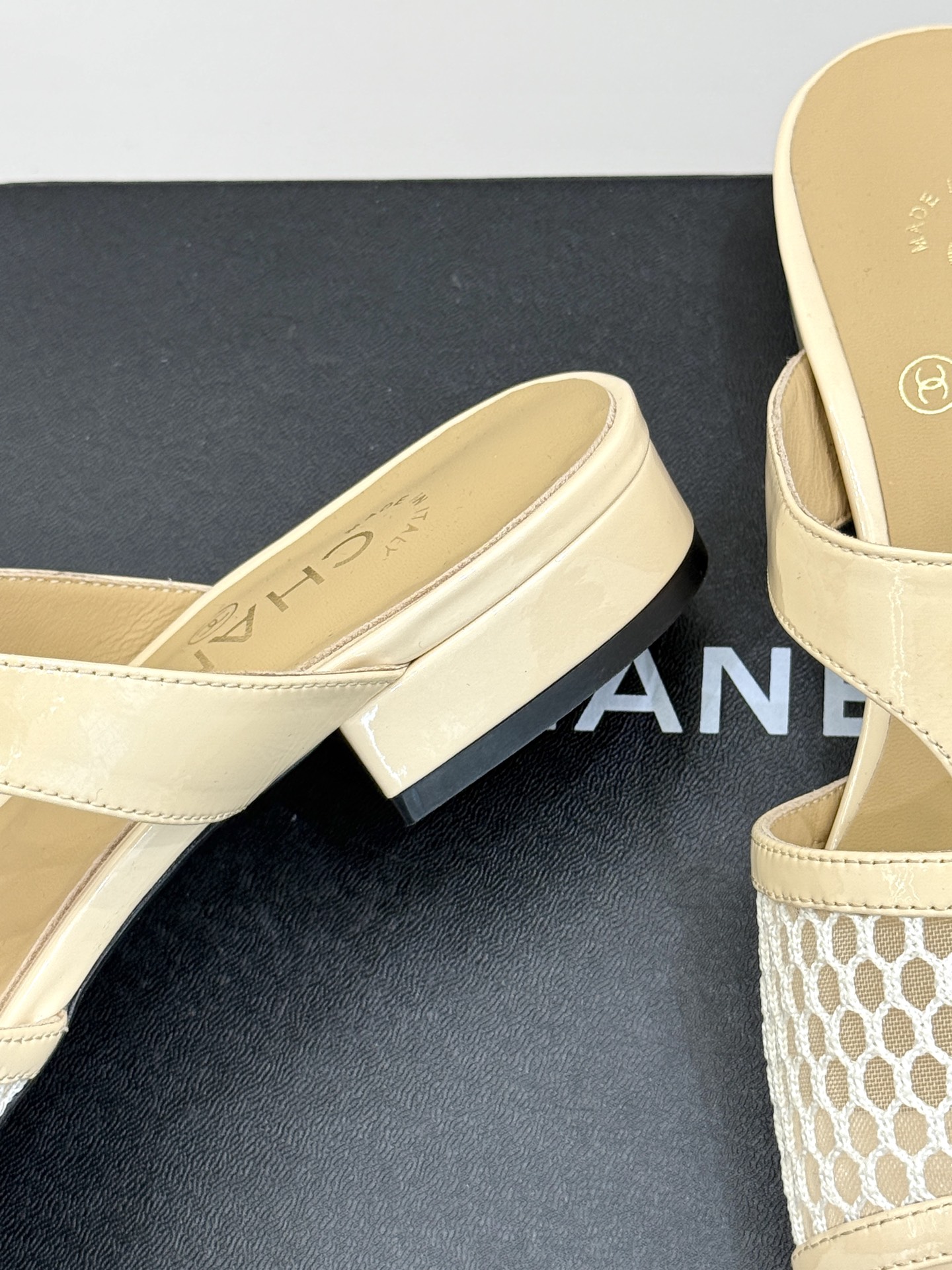 
CHANE*｜小香25。春夏新品
双C网面懒人拖鞋
夏天一定要入的拖鞋系列
鞋面采用原版定制材质
内里