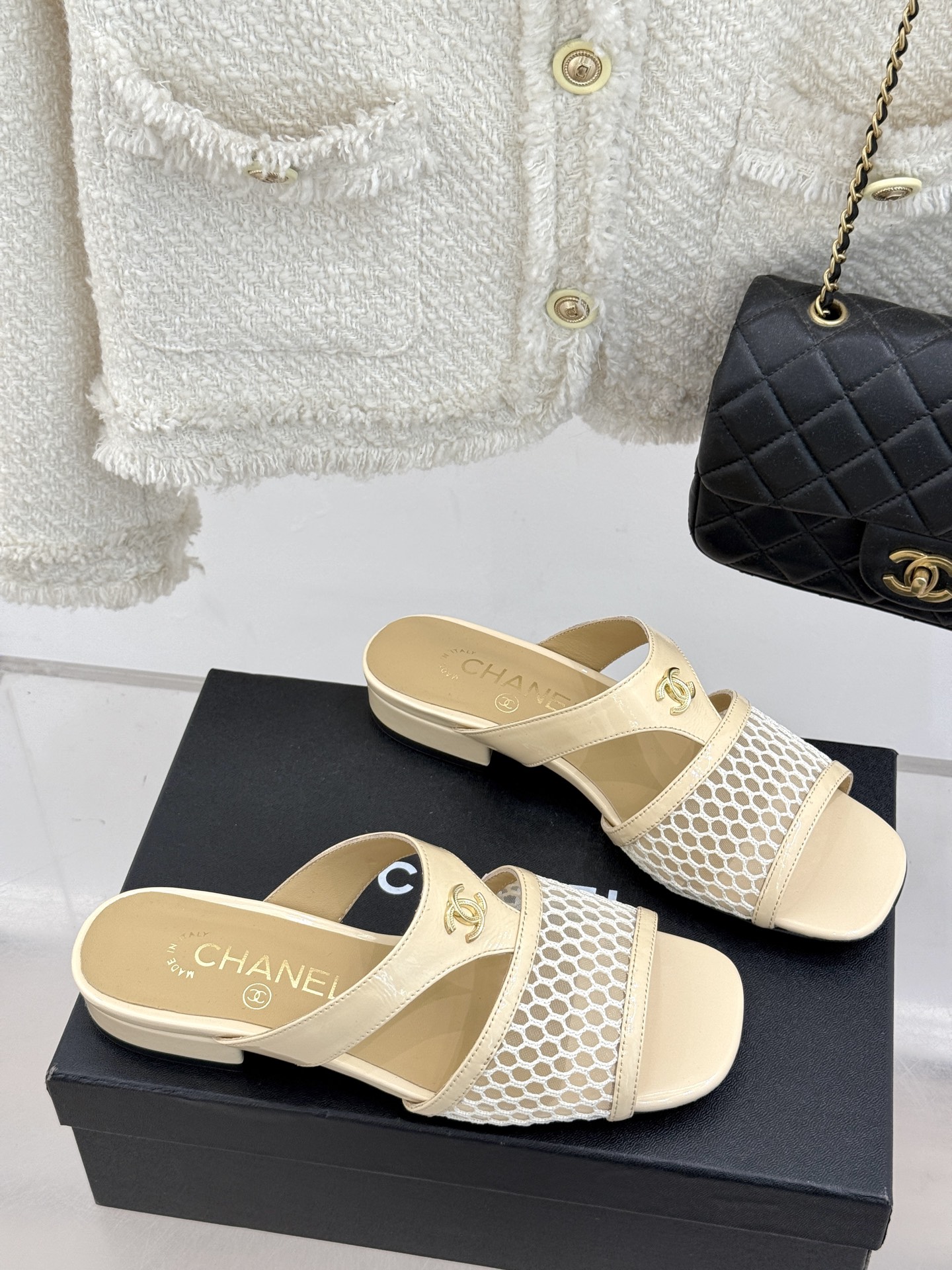 
CHANE*｜小香25。春夏新品
双C网面懒人拖鞋
夏天一定要入的拖鞋系列
鞋面采用原版定制材质
内里