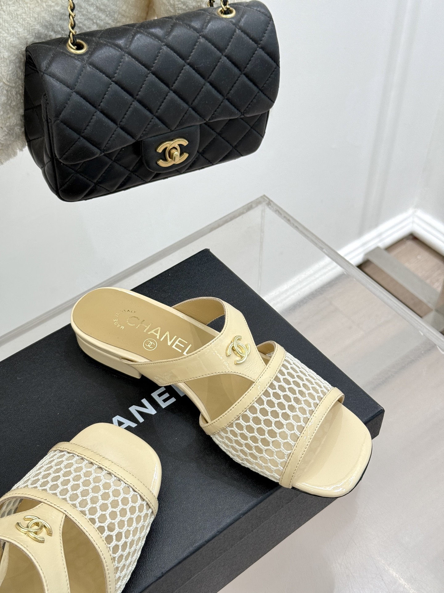 
CHANE*｜小香25。春夏新品
双C网面懒人拖鞋
夏天一定要入的拖鞋系列
鞋面采用原版定制材质
内里