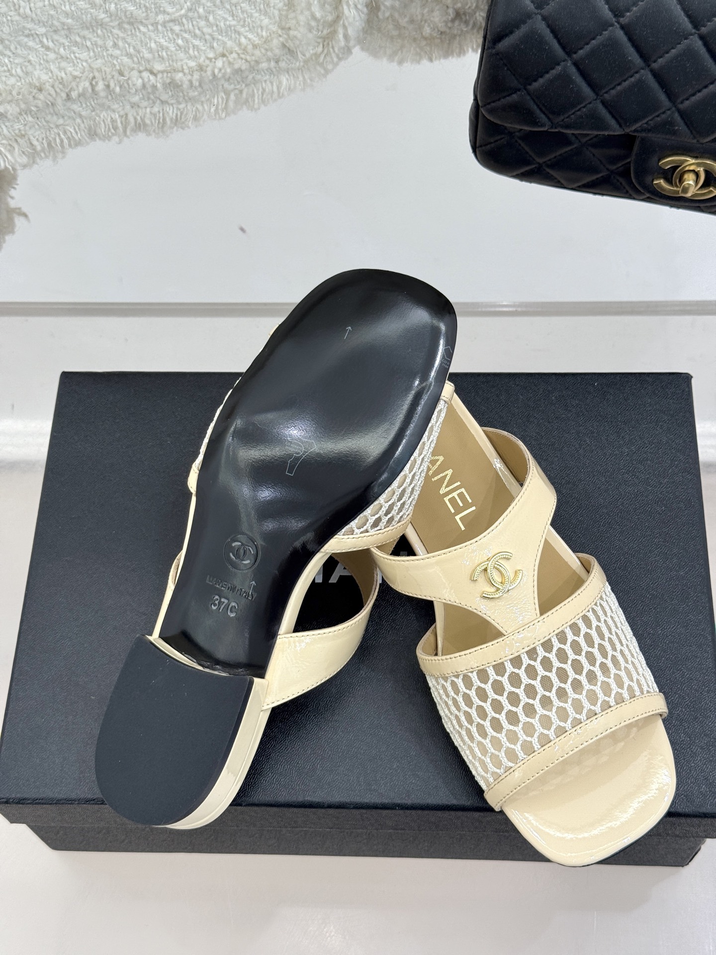 
CHANE*｜小香25。春夏新品
双C网面懒人拖鞋
夏天一定要入的拖鞋系列
鞋面采用原版定制材质
内里