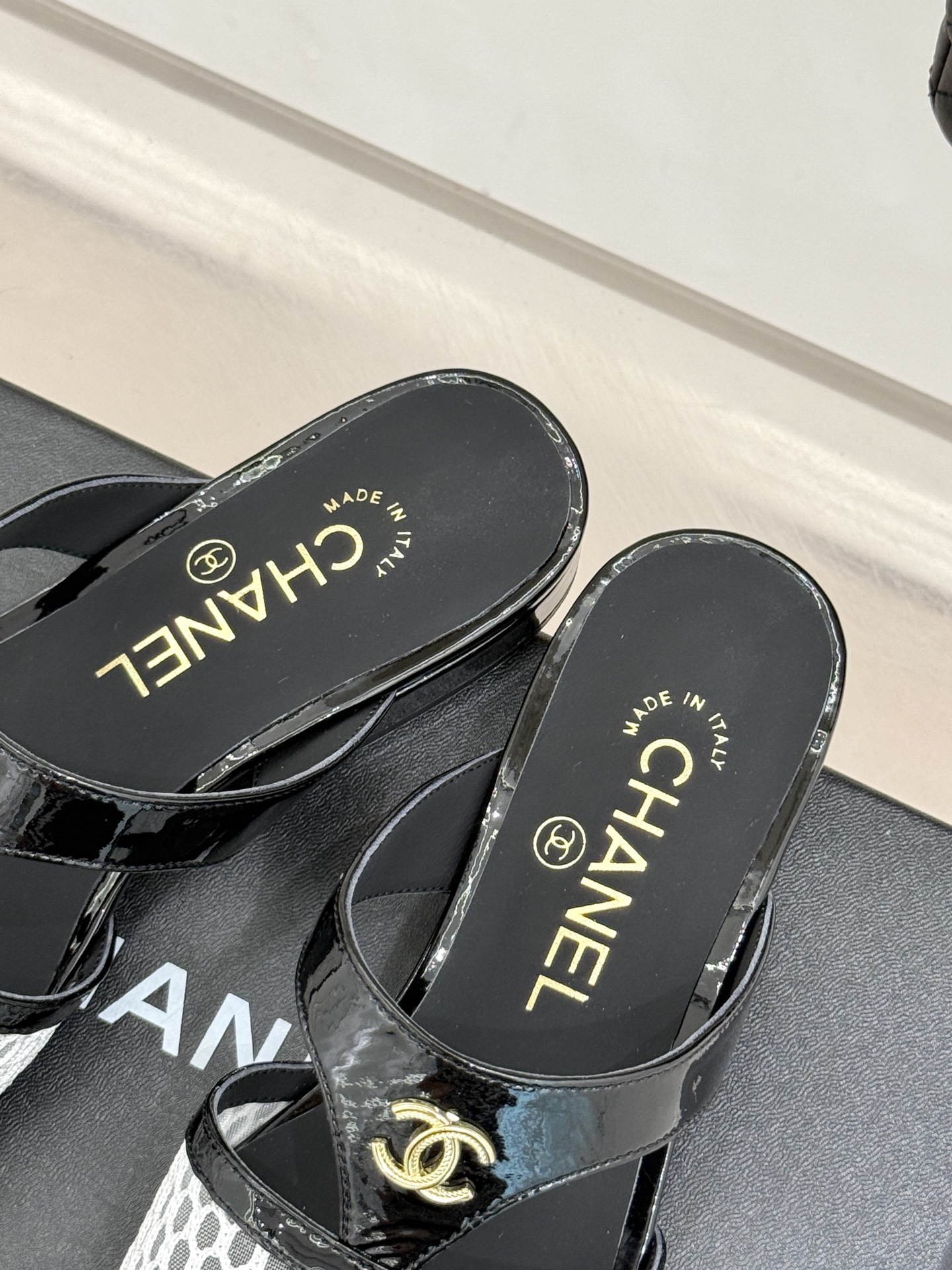 
CHANE*｜小香25。春夏新品
双C网面懒人拖鞋
夏天一定要入的拖鞋系列
鞋面采用原版定制材质
内里