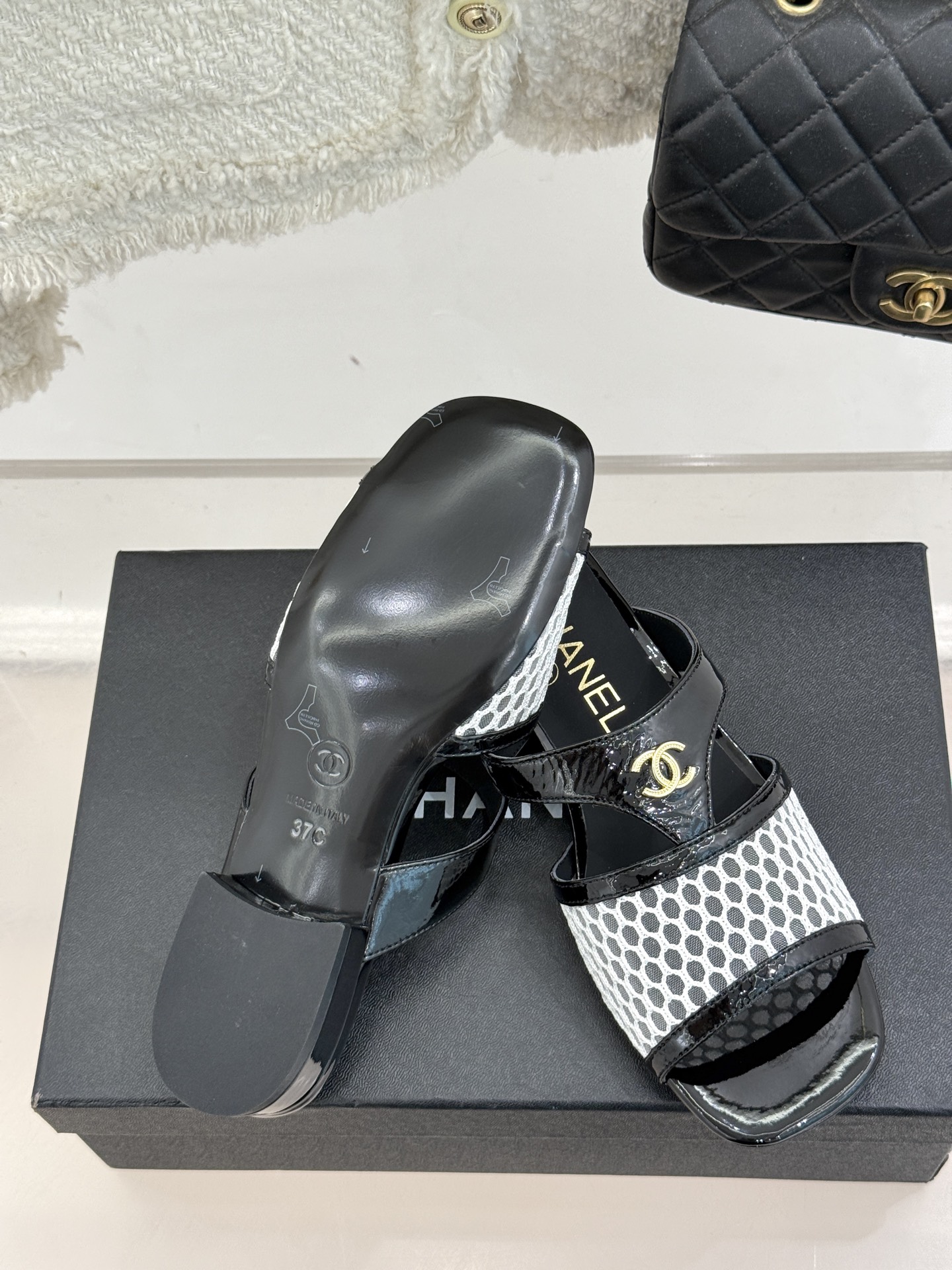 
CHANE*｜小香25。春夏新品
双C网面懒人拖鞋
夏天一定要入的拖鞋系列
鞋面采用原版定制材质
内里