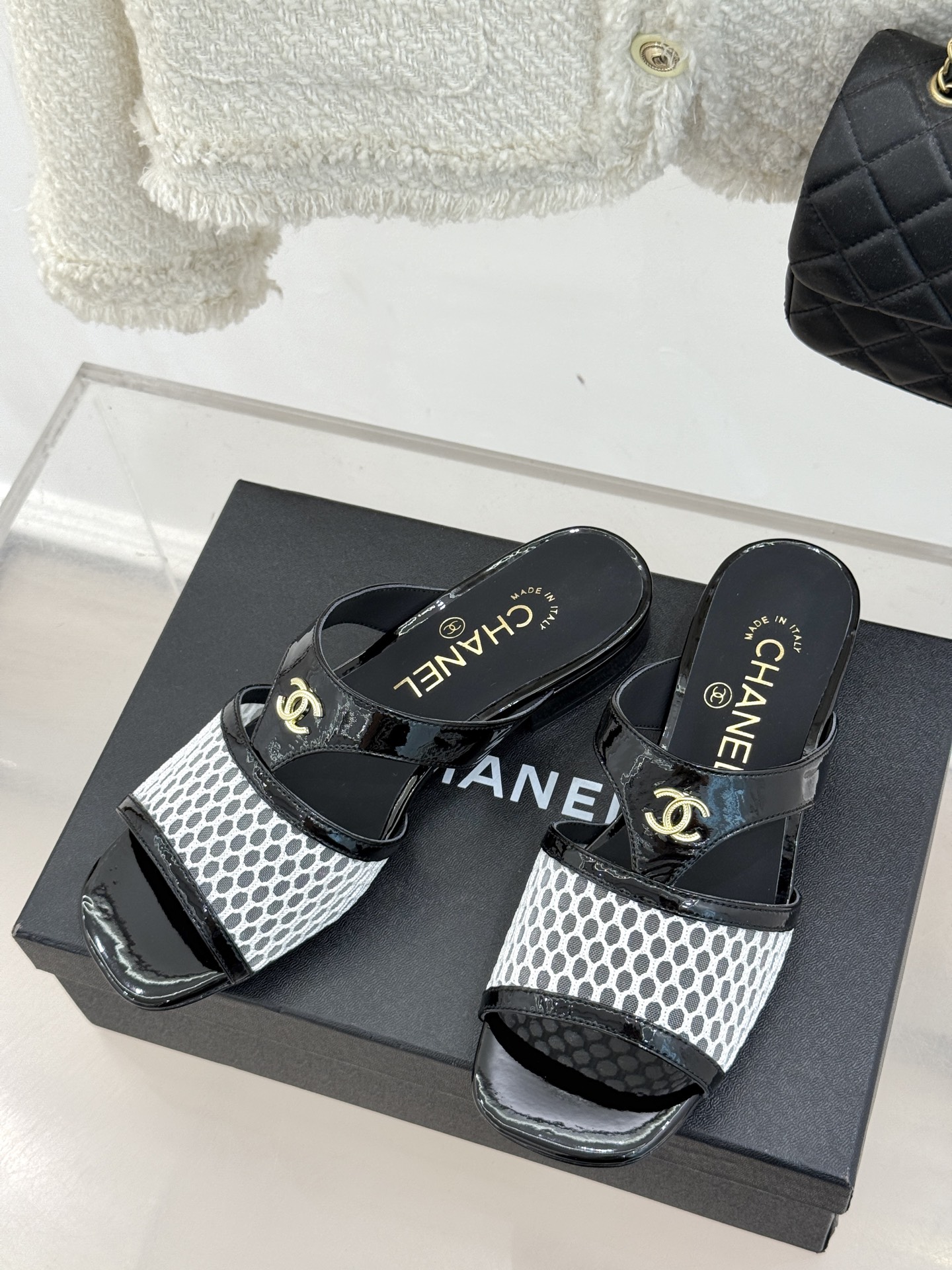 
CHANE*｜小香25。春夏新品
双C网面懒人拖鞋
夏天一定要入的拖鞋系列
鞋面采用原版定制材质
内里