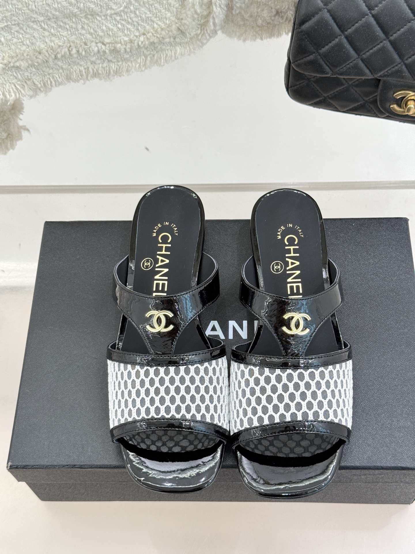 
CHANE*｜小香25。春夏新品
双C网面懒人拖鞋
夏天一定要入的拖鞋系列
鞋面采用原版定制材质
内里