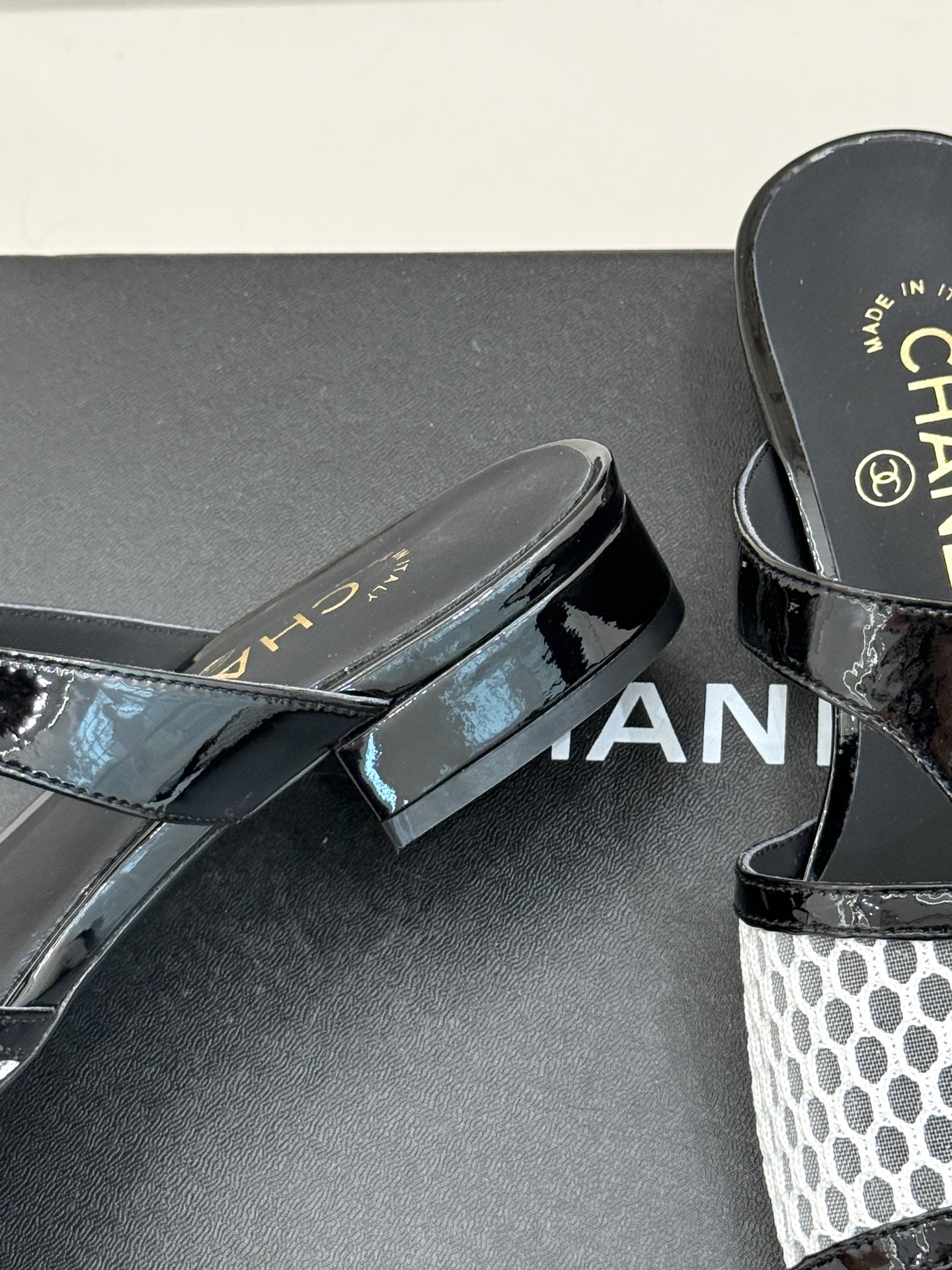 
CHANE*｜小香25。春夏新品
双C网面懒人拖鞋
夏天一定要入的拖鞋系列
鞋面采用原版定制材质
内里
