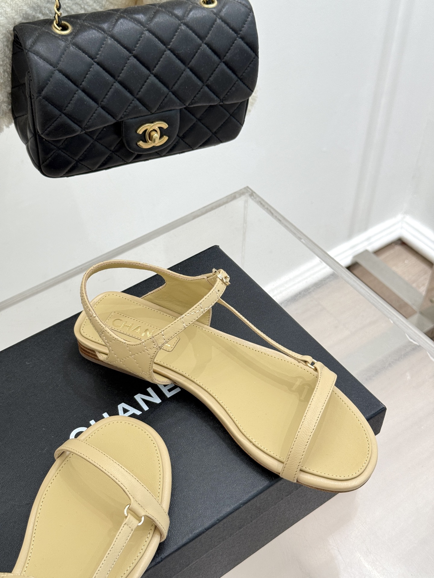
CHANE*｜小香25。春夏新品
细带平底凉鞋
夏天一定要入的凉鞋系列
鞋面采用原版定制皮料
内里垫脚