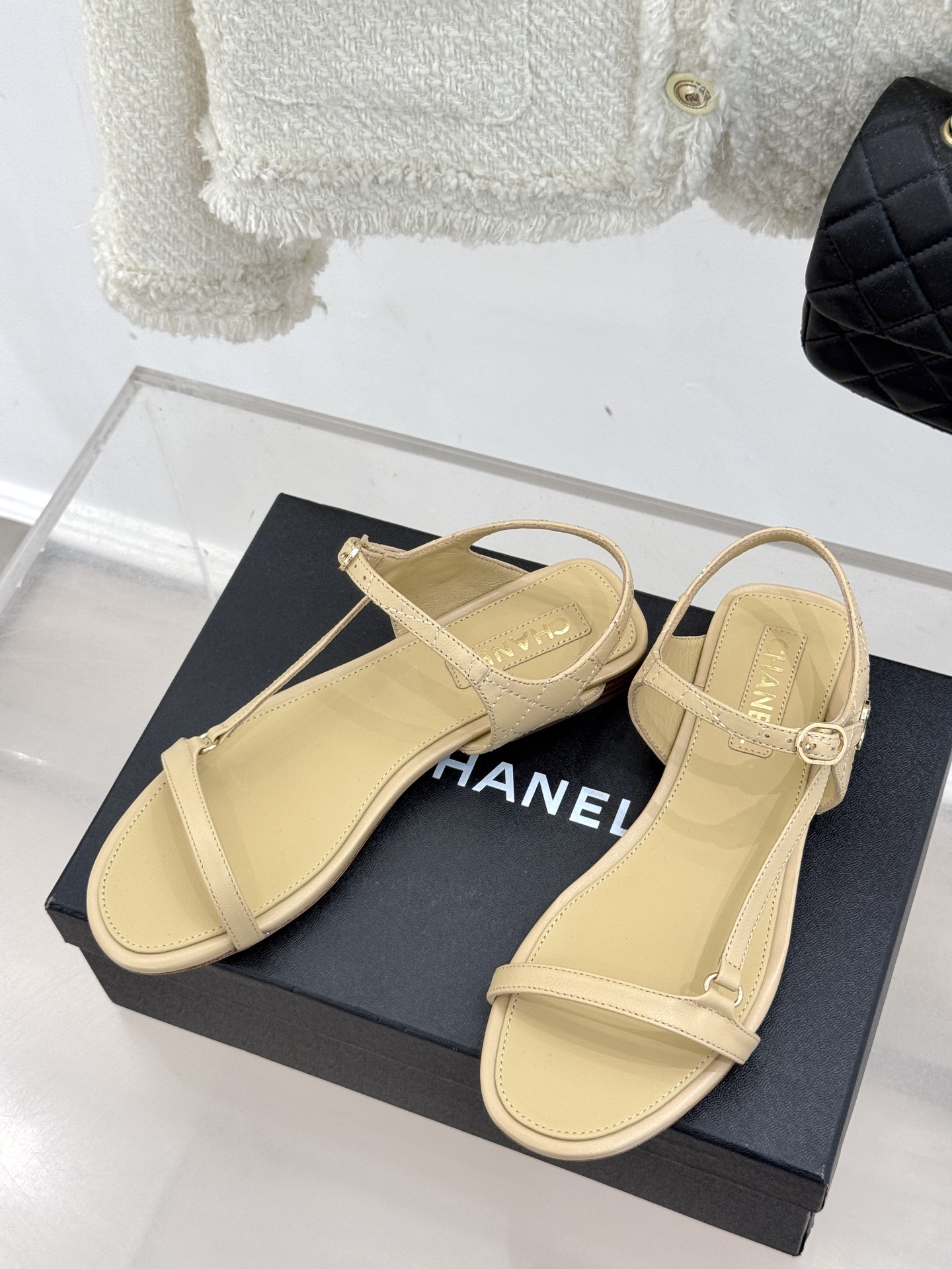 
CHANE*｜小香25。春夏新品
细带平底凉鞋
夏天一定要入的凉鞋系列
鞋面采用原版定制皮料
内里垫脚